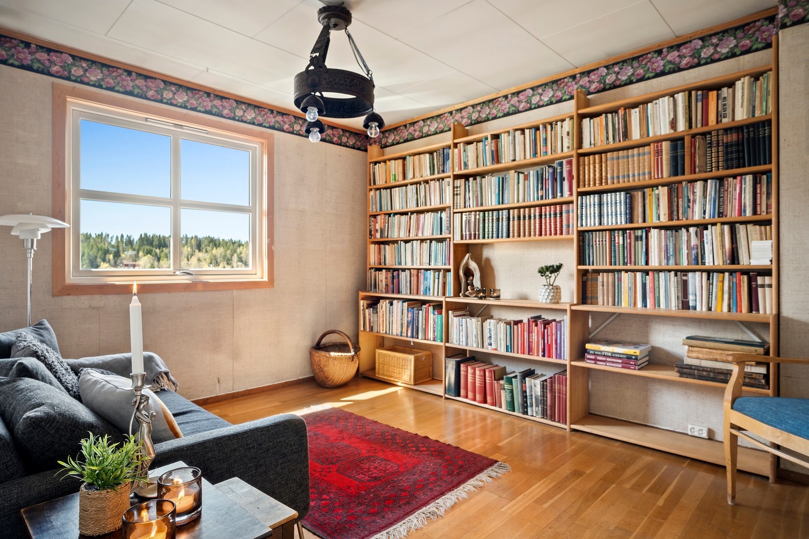 Her vises ett av boligens 3 soverom. Et rom som også passer fint som hjemmekontor. Galleribilde