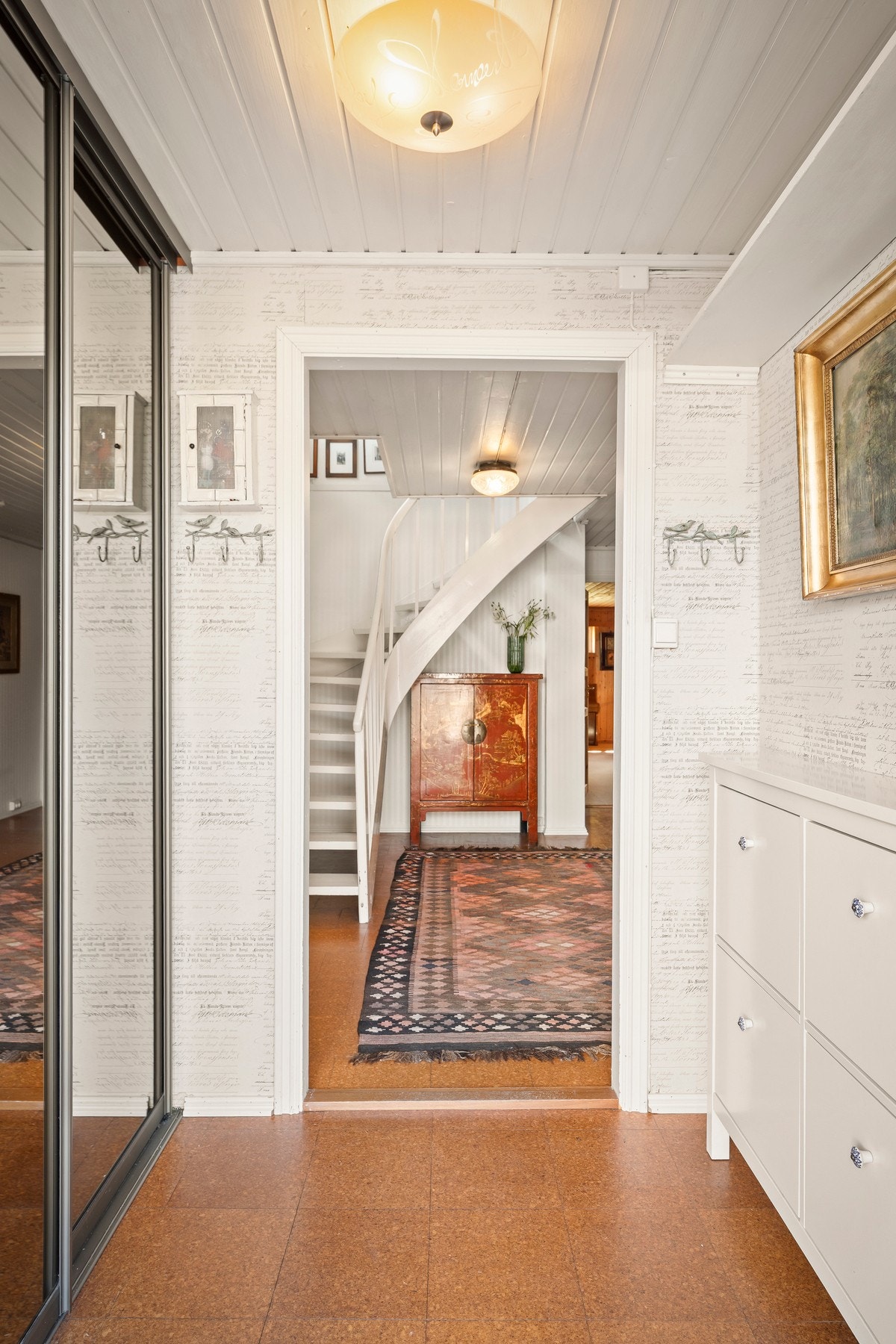 I underetasjen finner man kjellerstue, soverom, boder, vaskerom og wc. Galleribilde