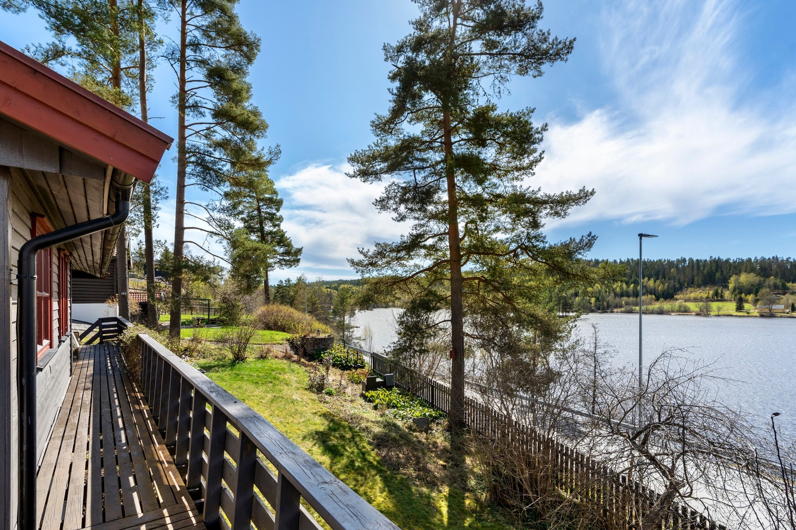 Fra verandaen kan utsikten mot Vågvann nytes. Galleribilde