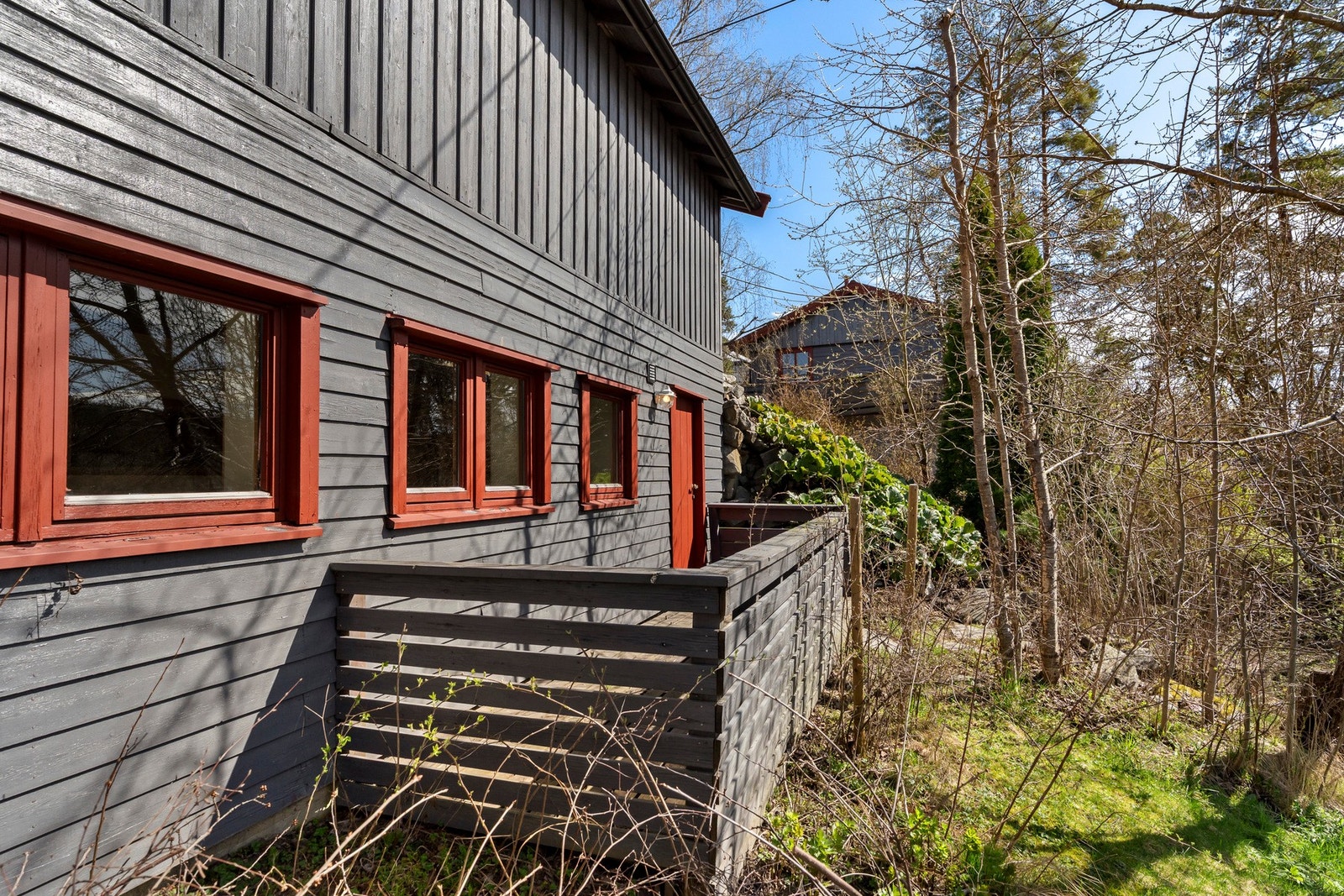 I underetasjen finner man inngang til et kontorlokale. Galleribilde