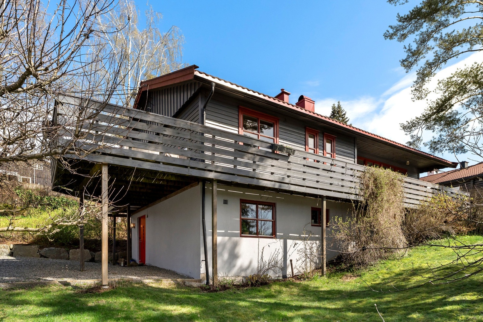 Her ses inngangspartiet på gavl som ligger skjermet med terrasse over. Galleribilde