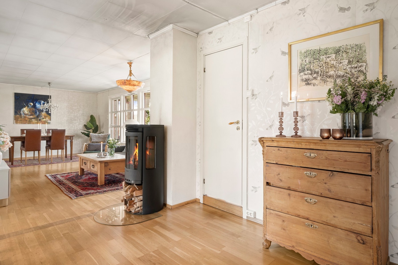 Stuen er også et godt sted for peiskos, der ildstedet står sentralt plassert i rommet. Galleribilde