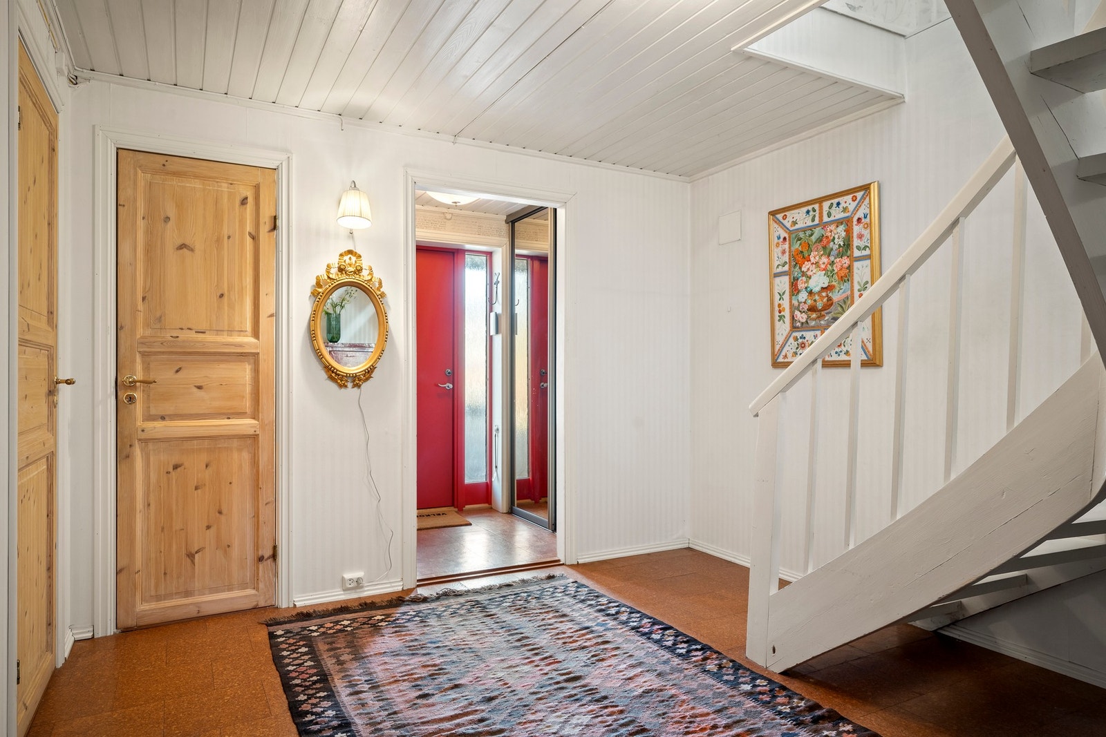 Trappen opp til hovedetasjen ligger like innenfor gangen. Det er gode oppbevarings muligheter til klær og sko i skap med skyvedører. Galleribilde