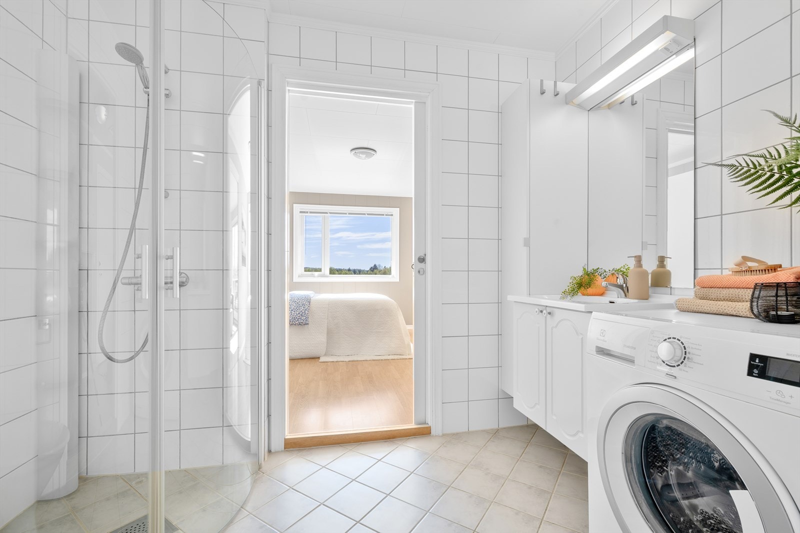 Badet er utstyrt med et integrert dusjhjørnet og har god plass til vaskemaskin. Galleribilde