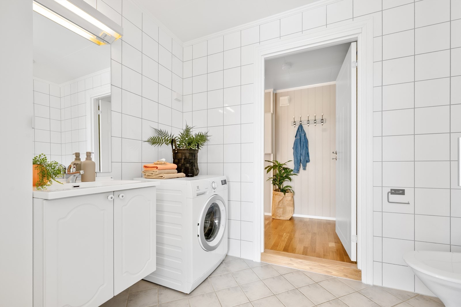 Badet er lyst og pent med flislagte flater. Galleribilde