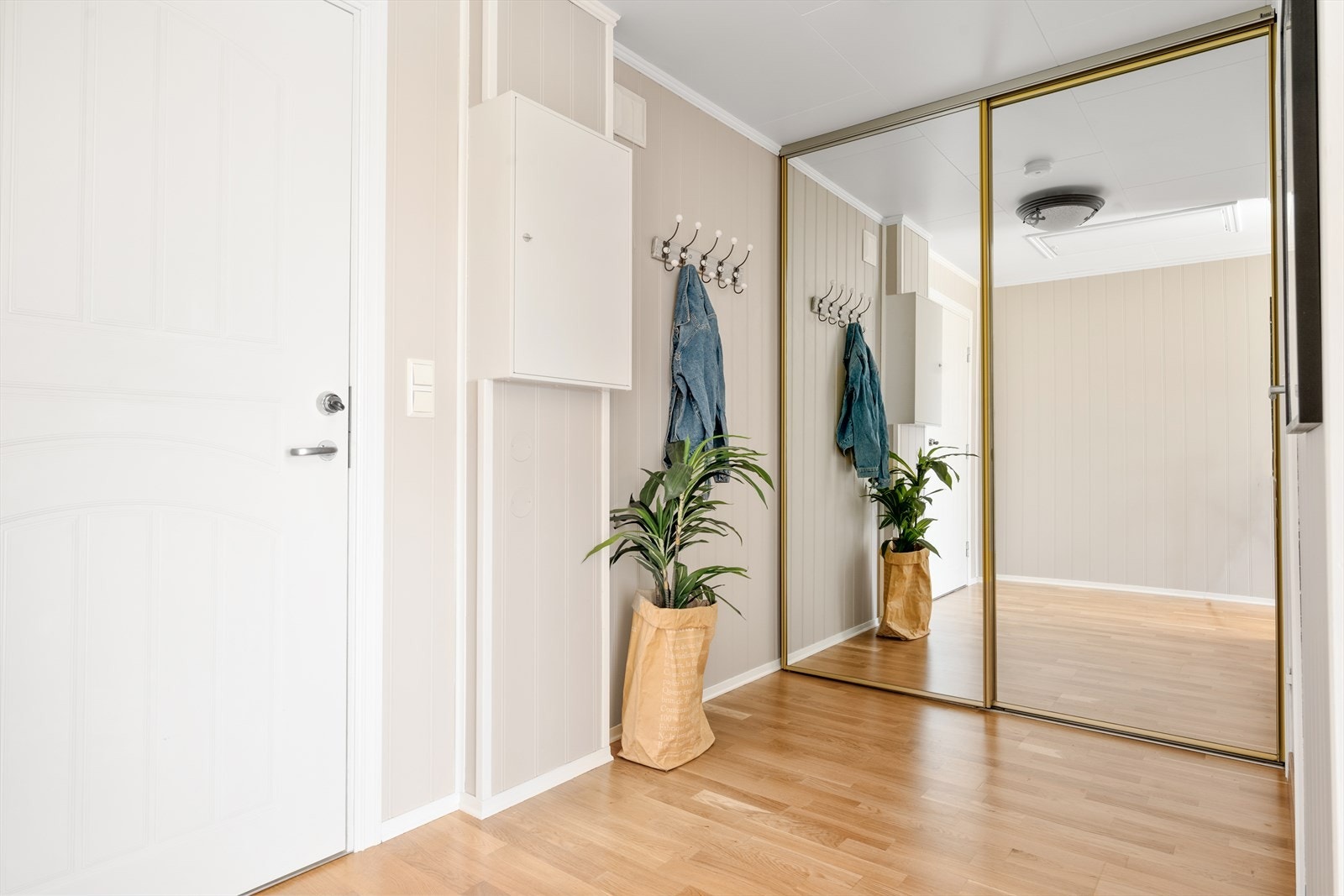Inngangen er romslig og har integrert garderobe for praktisk oppbevaring Galleribilde