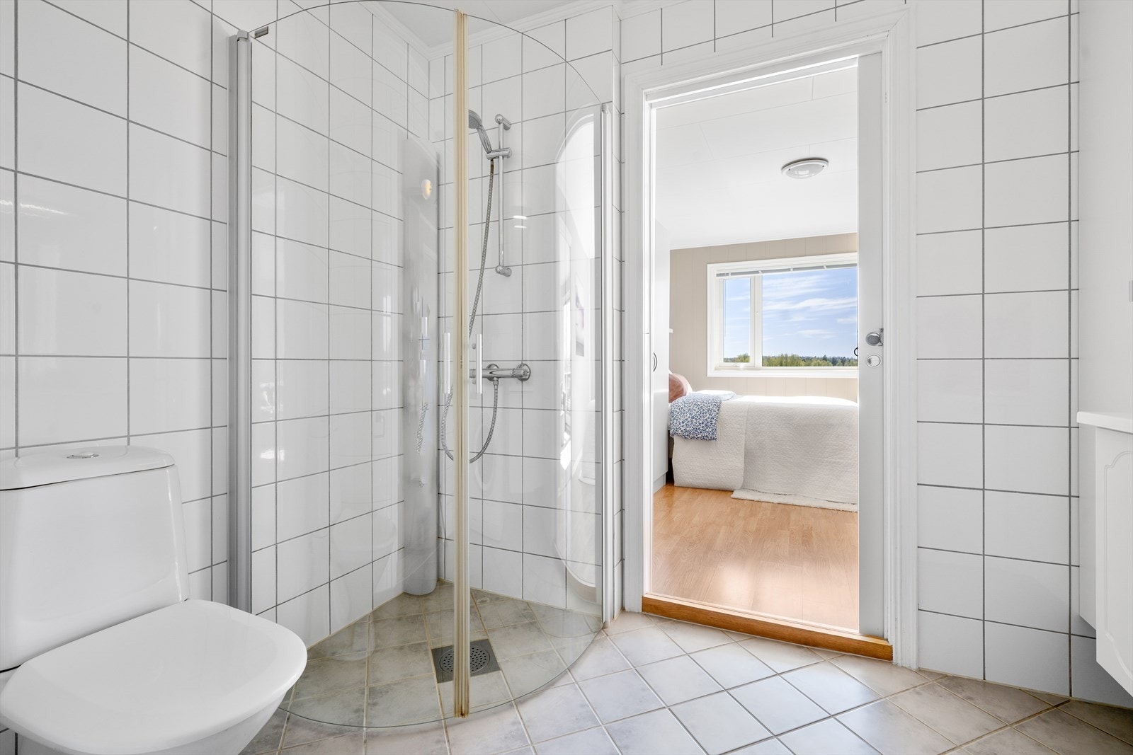 Badet har også inngang via soverommet. Galleribilde