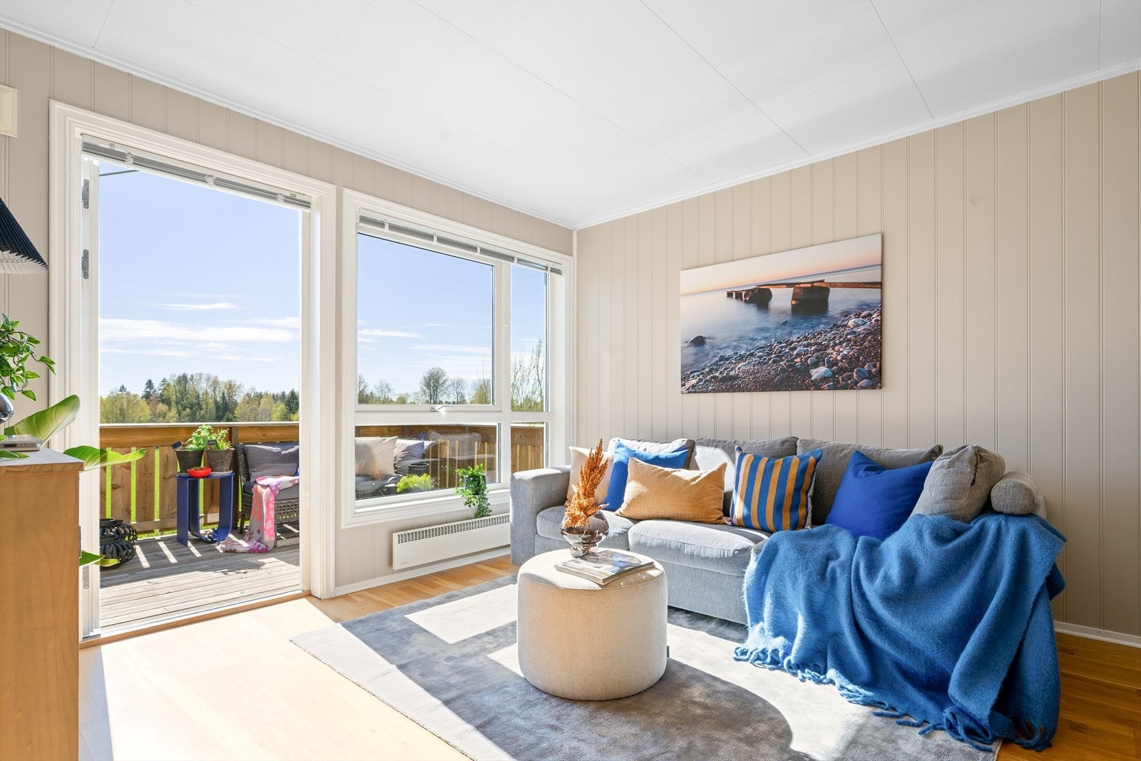 Store vinduer som gir rikelig med naturlig lys. Galleribilde