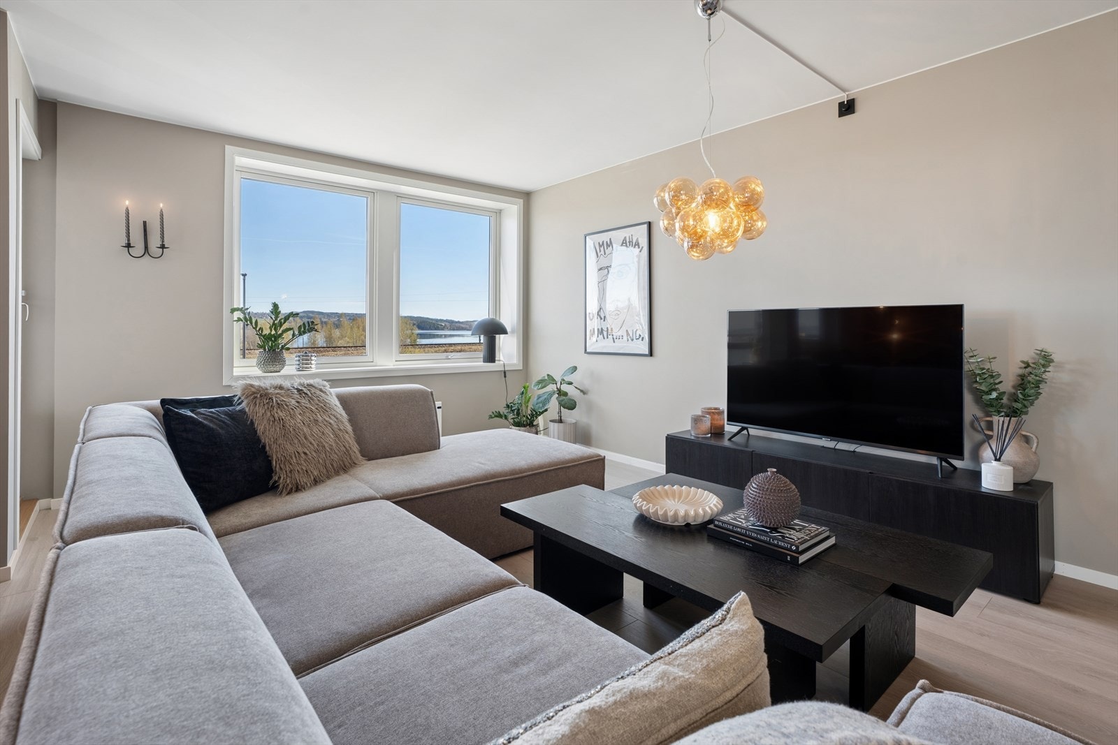 Lys og hyggelig stue med moderne innredning og god plass til sofagruppe. Galleribilde