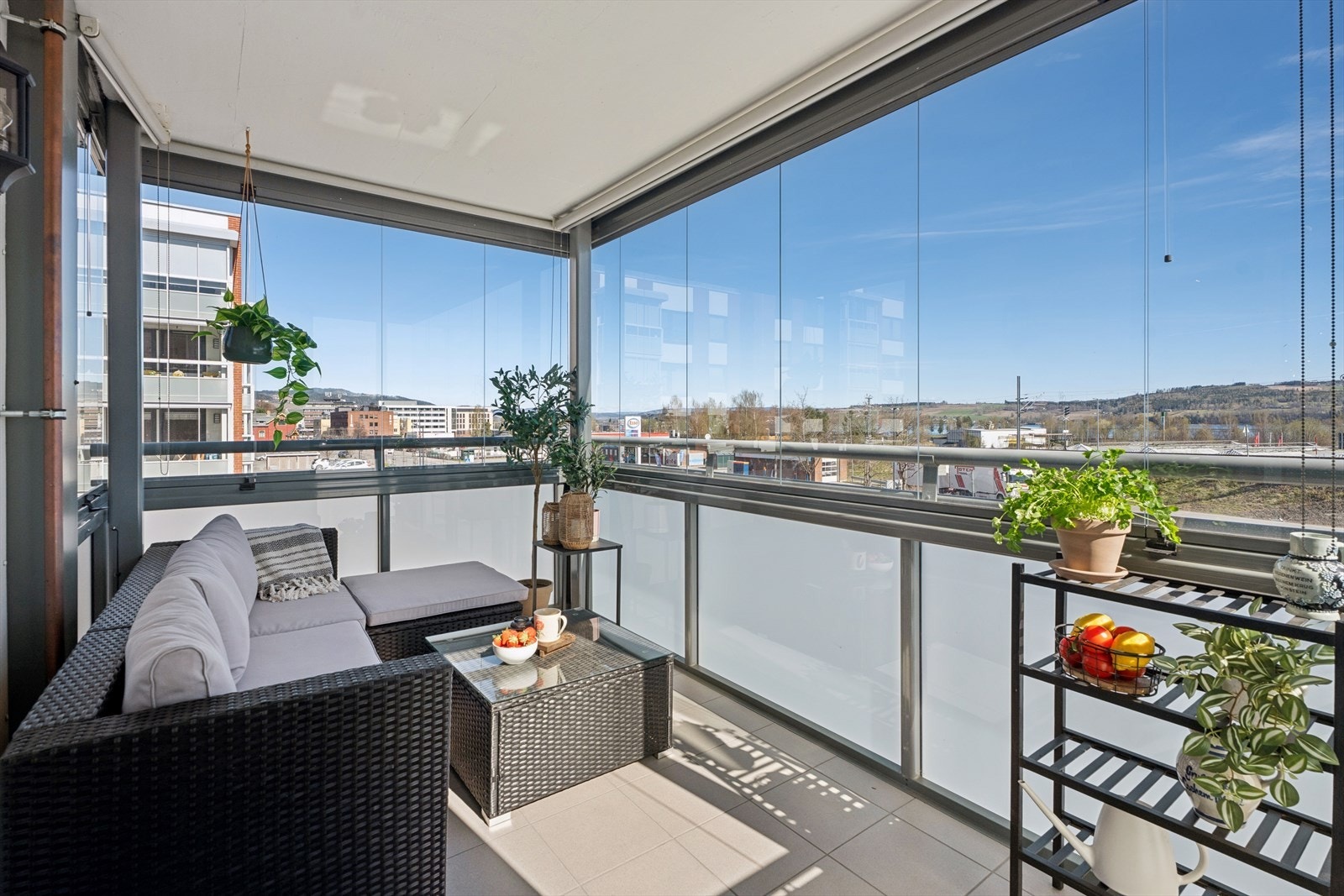 Innglasset balkong med god plass til utemøbler, flott utsikt og perfekte forhold for helårig bruk. Galleribilde
