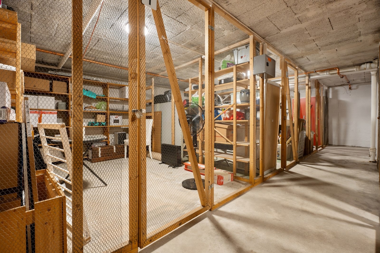 Romslig bod i underetasjen. Galleribilde