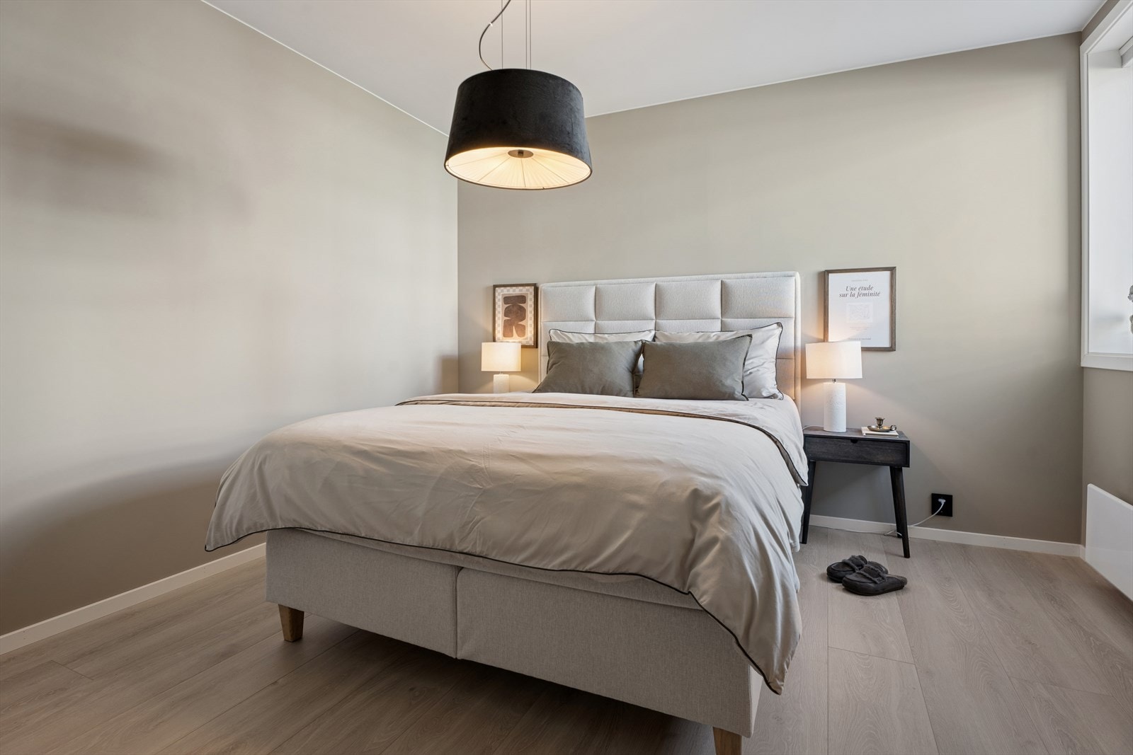 Lunt og elegant soverom med harmoniske farger og plass til stor seng. Galleribilde