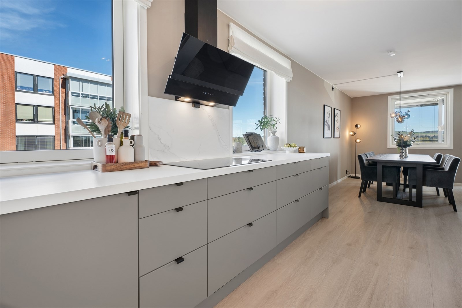 Flott åpen stue/kjøkkenløsning for sosial kokkelering. Galleribilde
