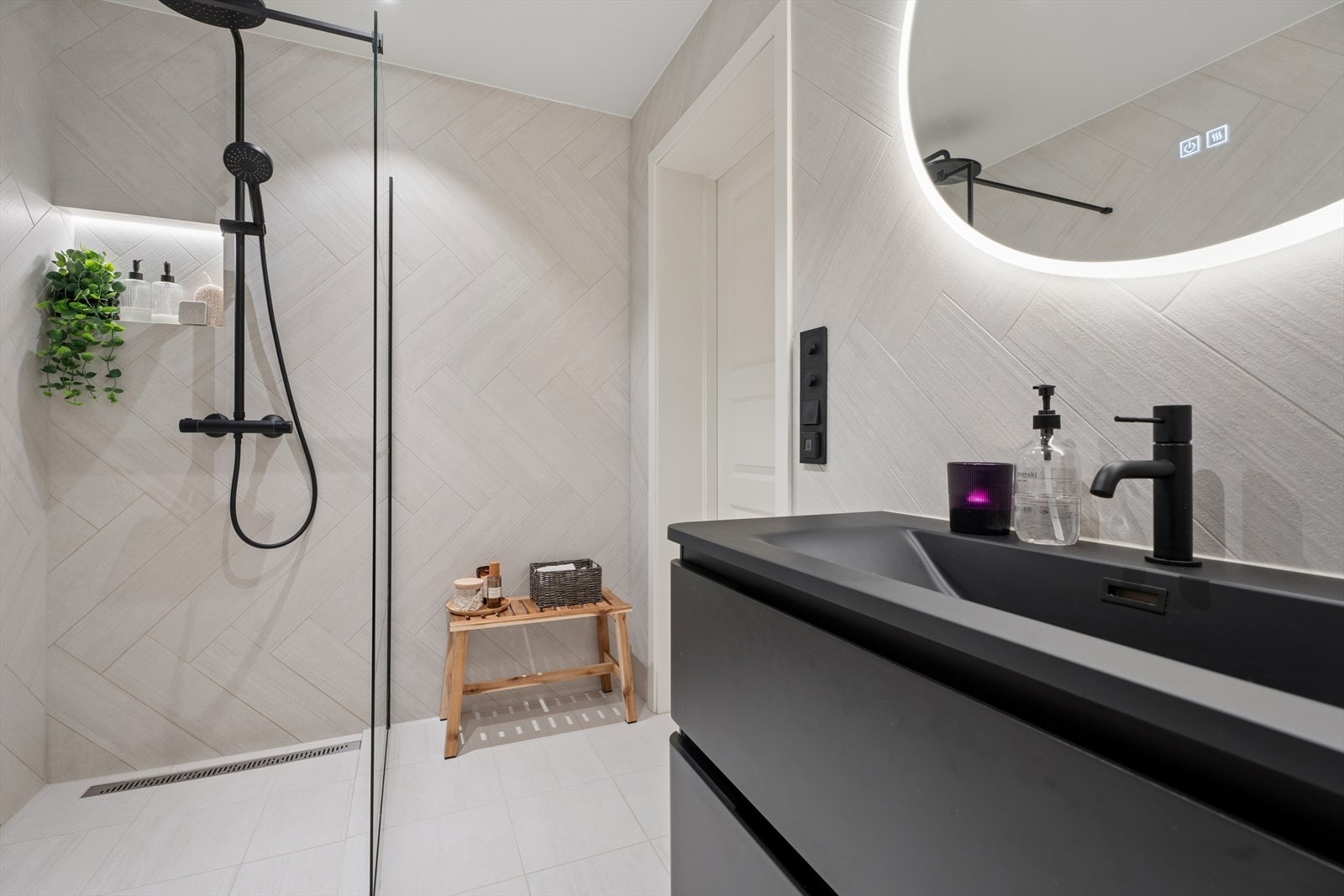 Badet er renovert i 2024 med et flott material- og fargevalg gjennom hele rommet. Galleribilde