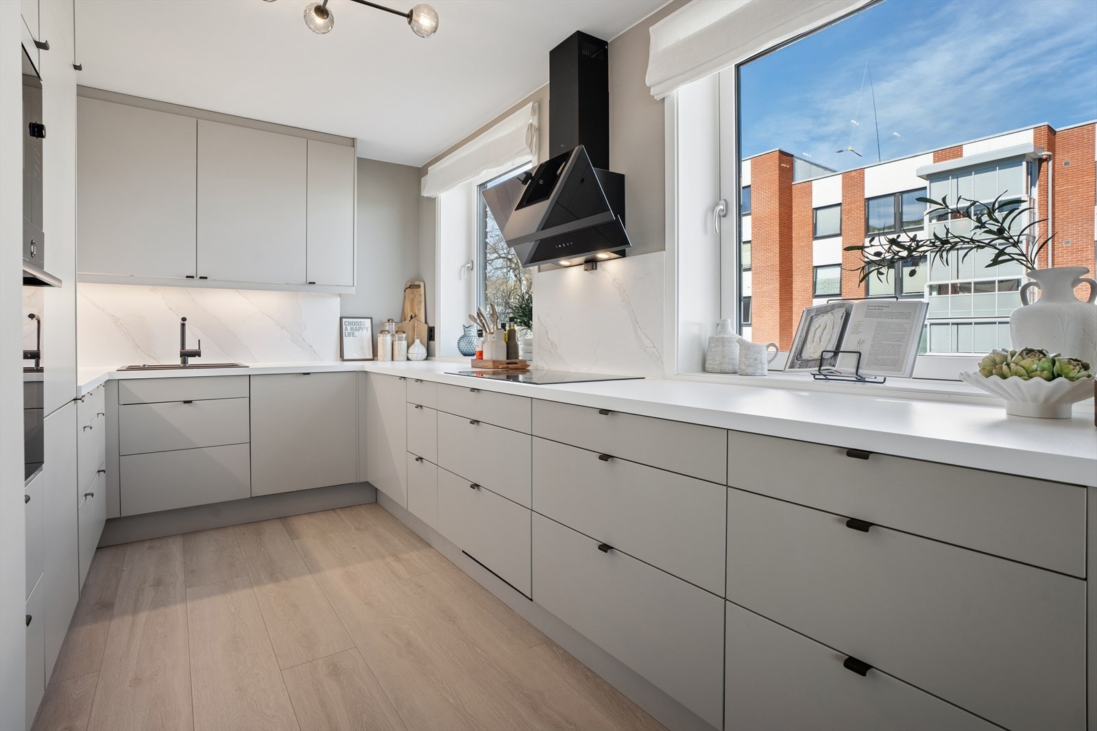 Moderne kjøkken med stilrent design, god plass og flott lysinnslipp. Galleribilde