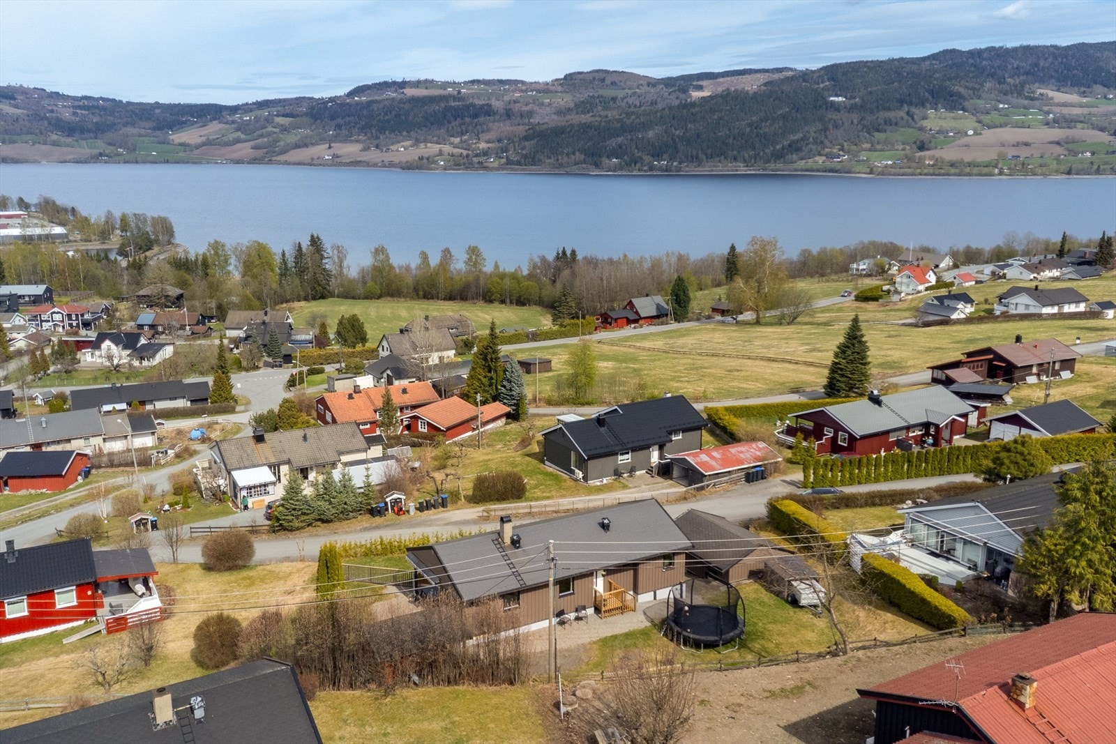 Bolig med flott utsikt beliggende i godt etablert boligområde på Honne i Biri. Galleribilde