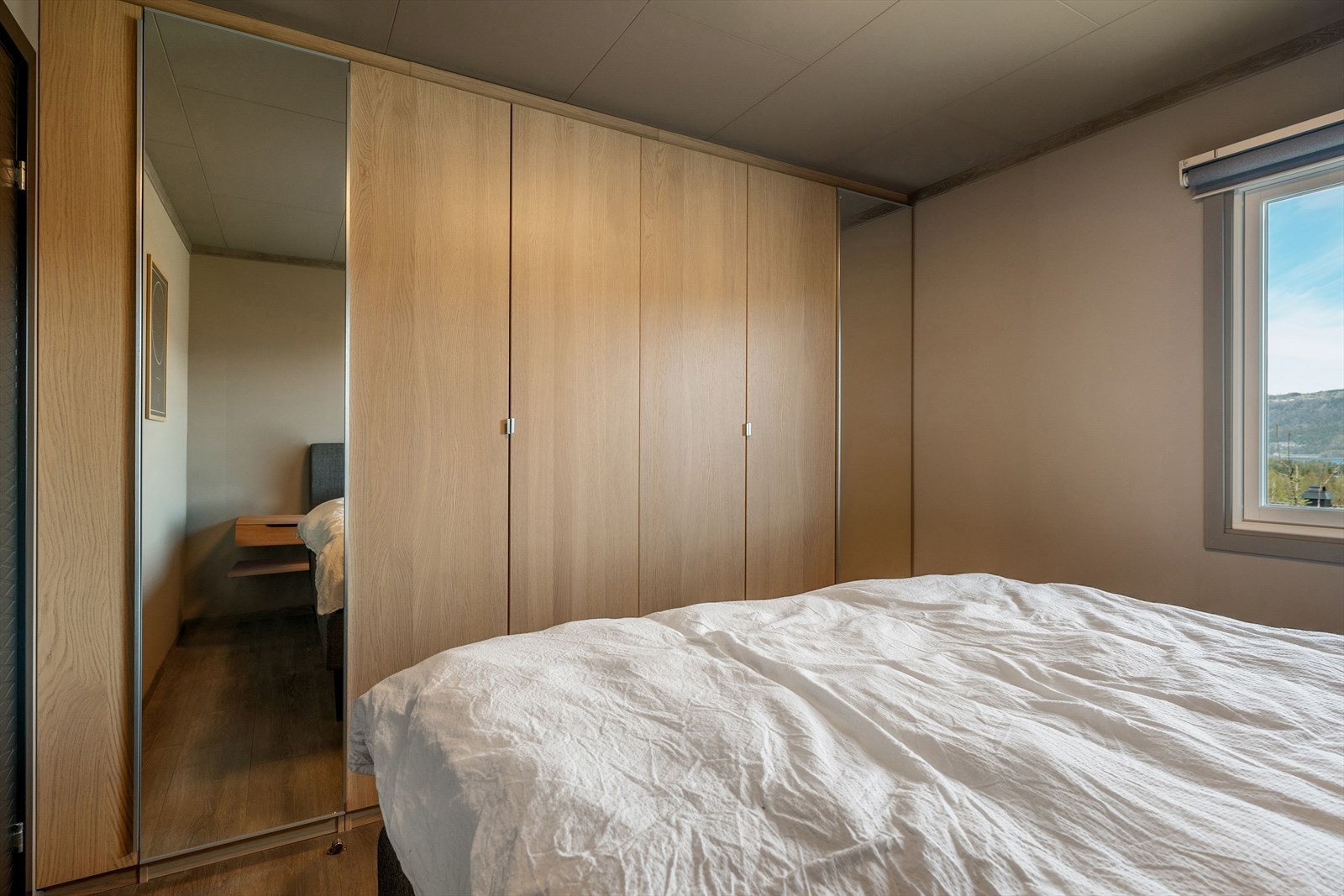 Garderobeløsning langs hele veggen. Galleribilde
