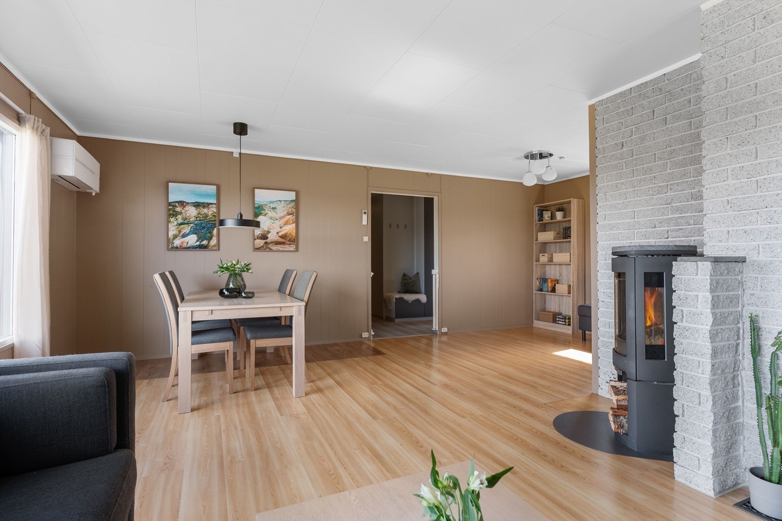 Stuen har god plass til spisegruppe. Galleribilde