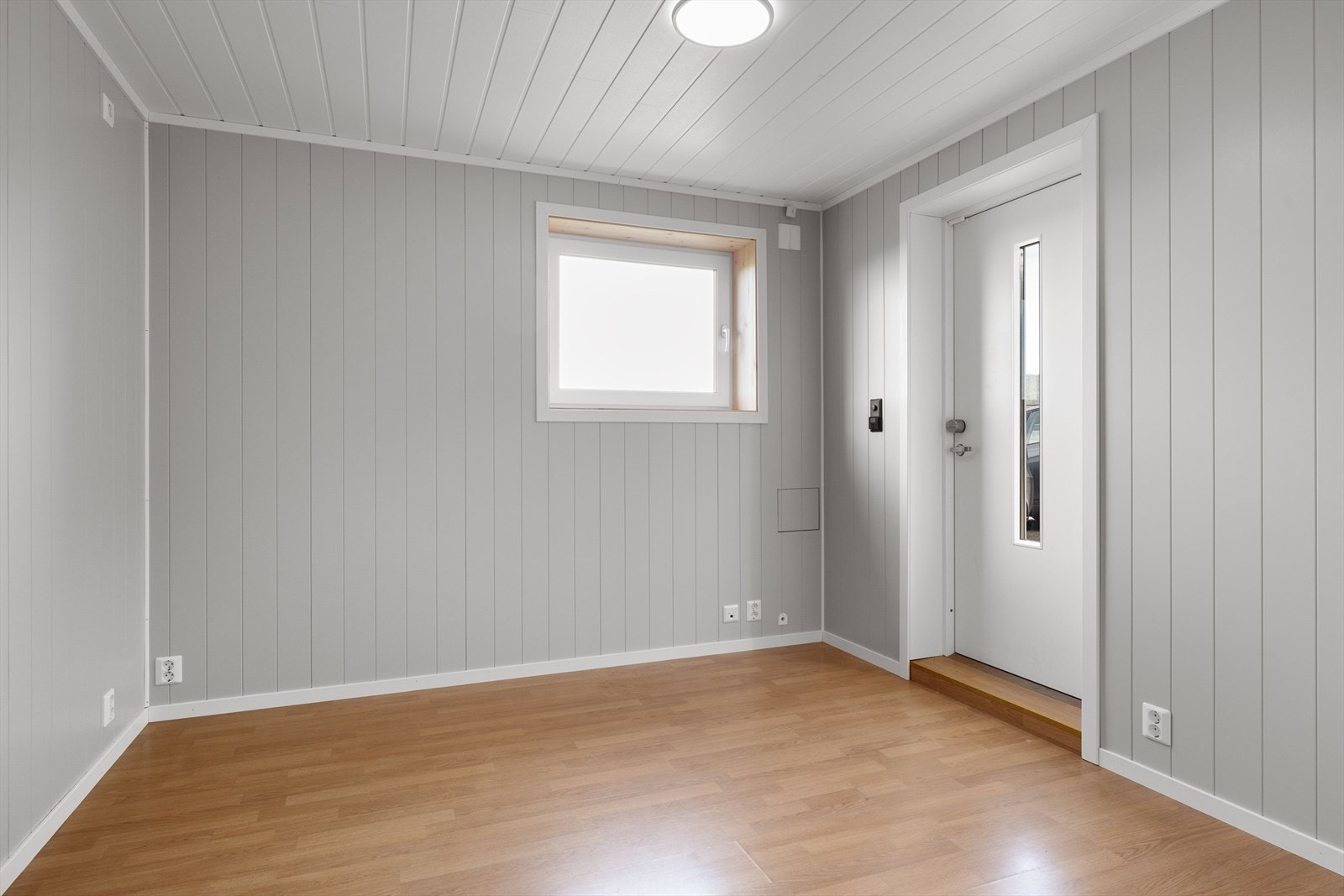 Entré i kjeller. Hele kjeller har gulvvarme forutenom bod. Galleribilde