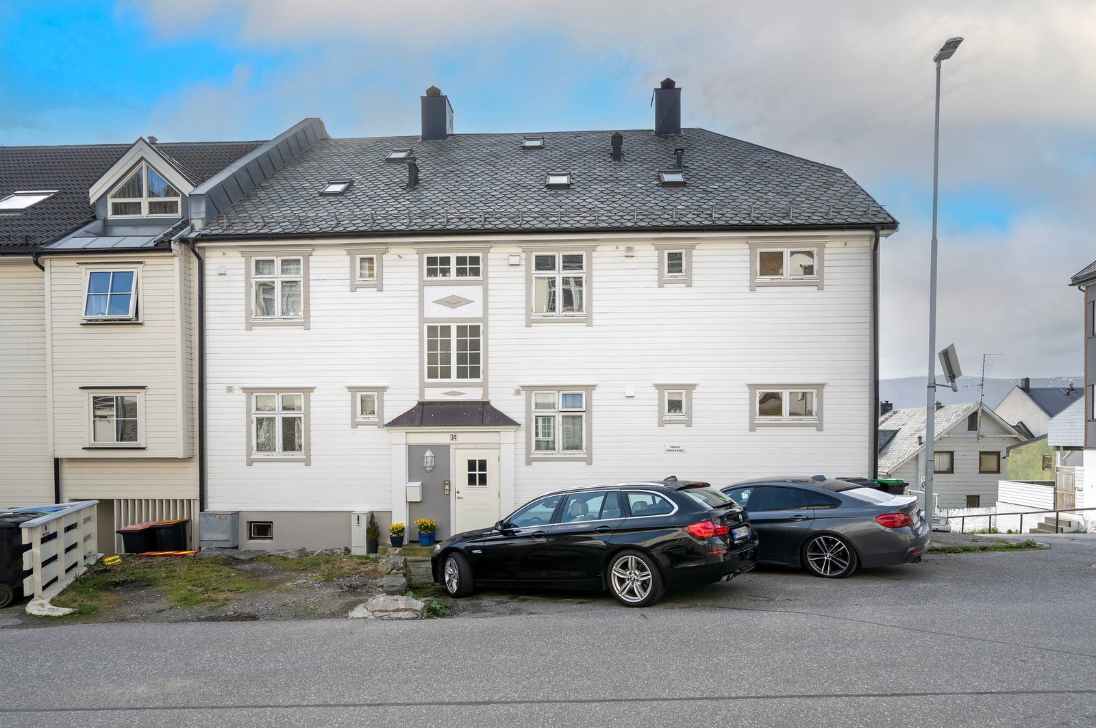 Eiendommen ligger med fin og sentral beliggenhet til sentrum, turområder og offentlig kommunikasjon. Velkommen til visning! Galleribilde
