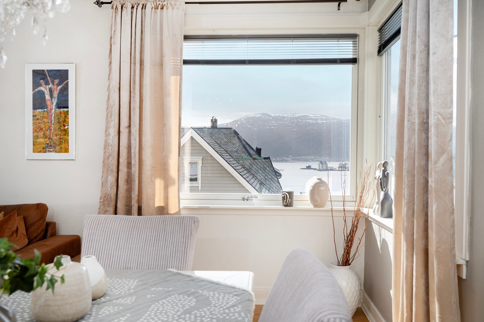Måltidene nytes med god utsikt mot Borgundfjorden og Sulafjellet. Galleribilde