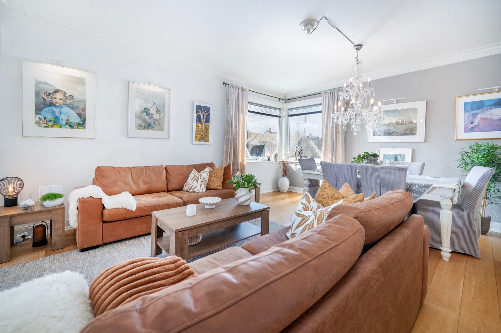 Stuen har god plass til sofa- og sittegruppe. Galleribilde