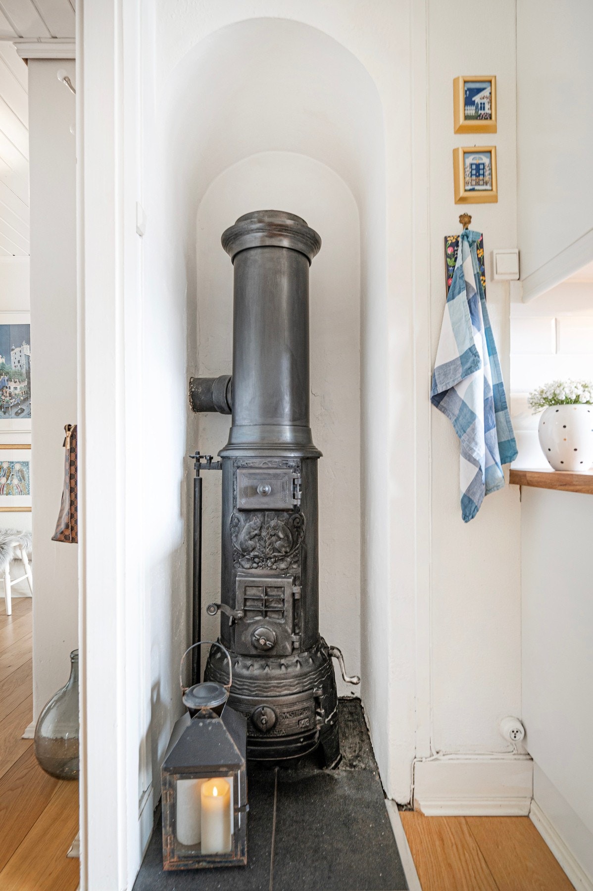 Det er både ildsted og varmepumpe i stuen. Galleribilde