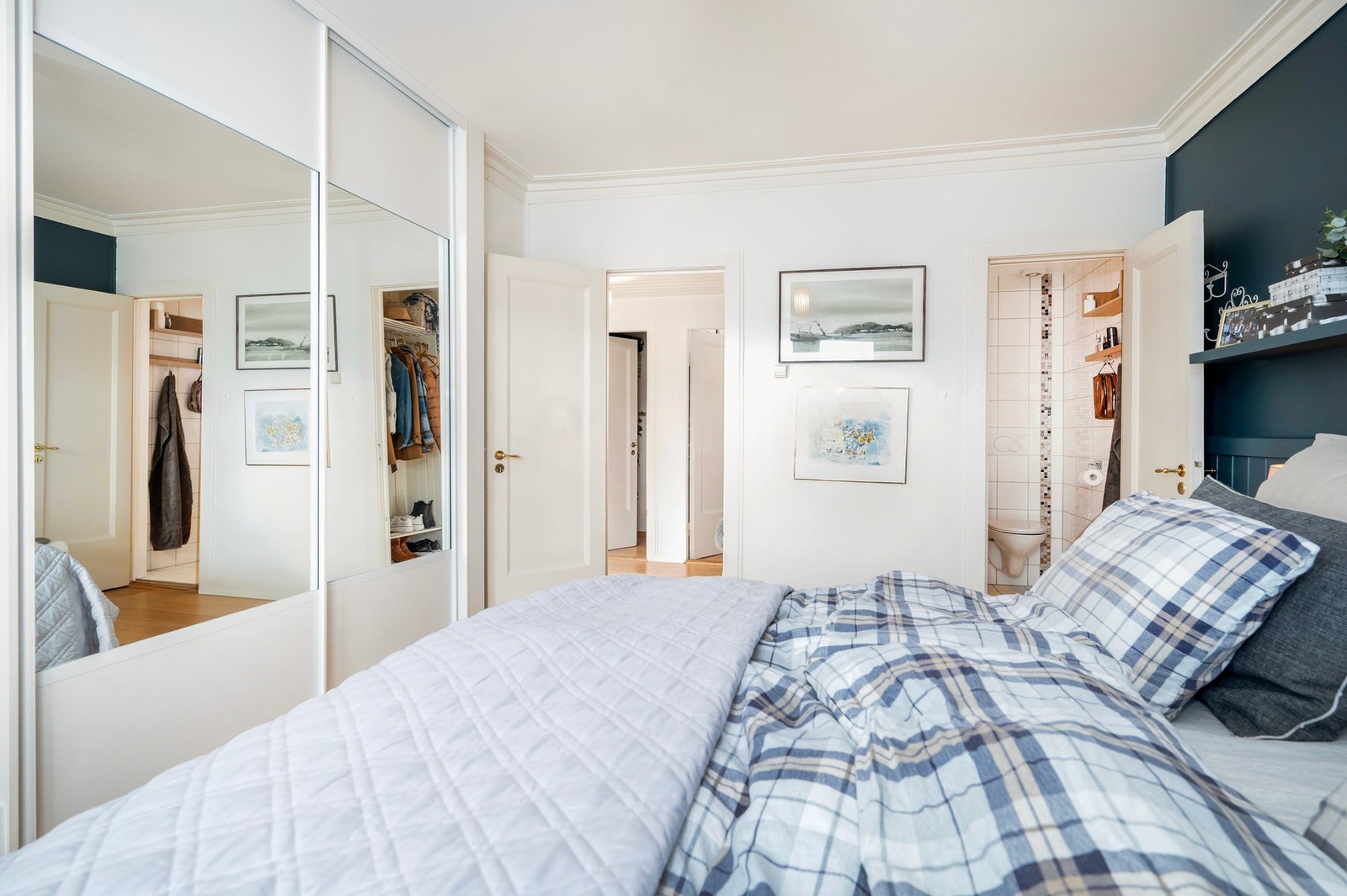 Her er det satt inn skyvedørsgarderobe. Eget bad er tilhørende soverommet. Galleribilde
