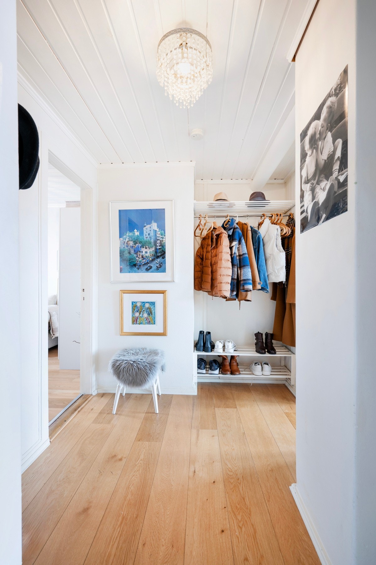 I gangen er det god plass til å henge fra seg yttertøyet og sette fra seg sko. Galleribilde