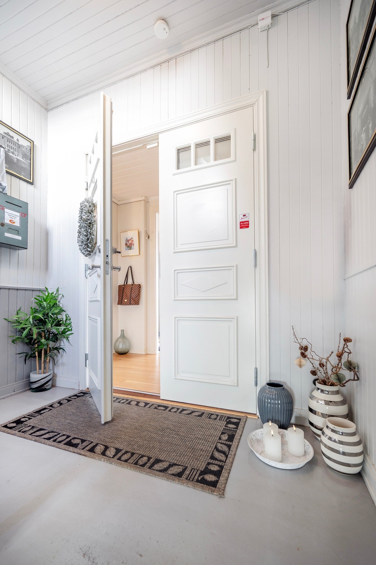 Hyggelig inngangsparti i fellesgang. Galleribilde