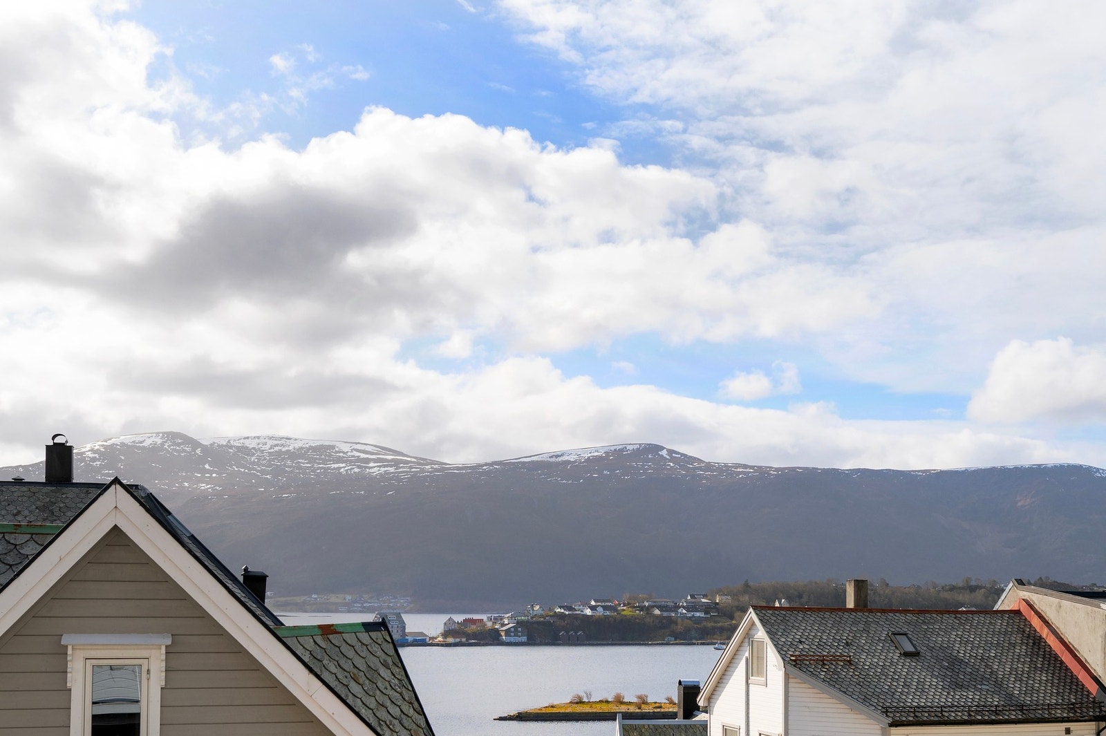 Utsikt mot Borgundfjorden og Sulafjellet. Galleribilde