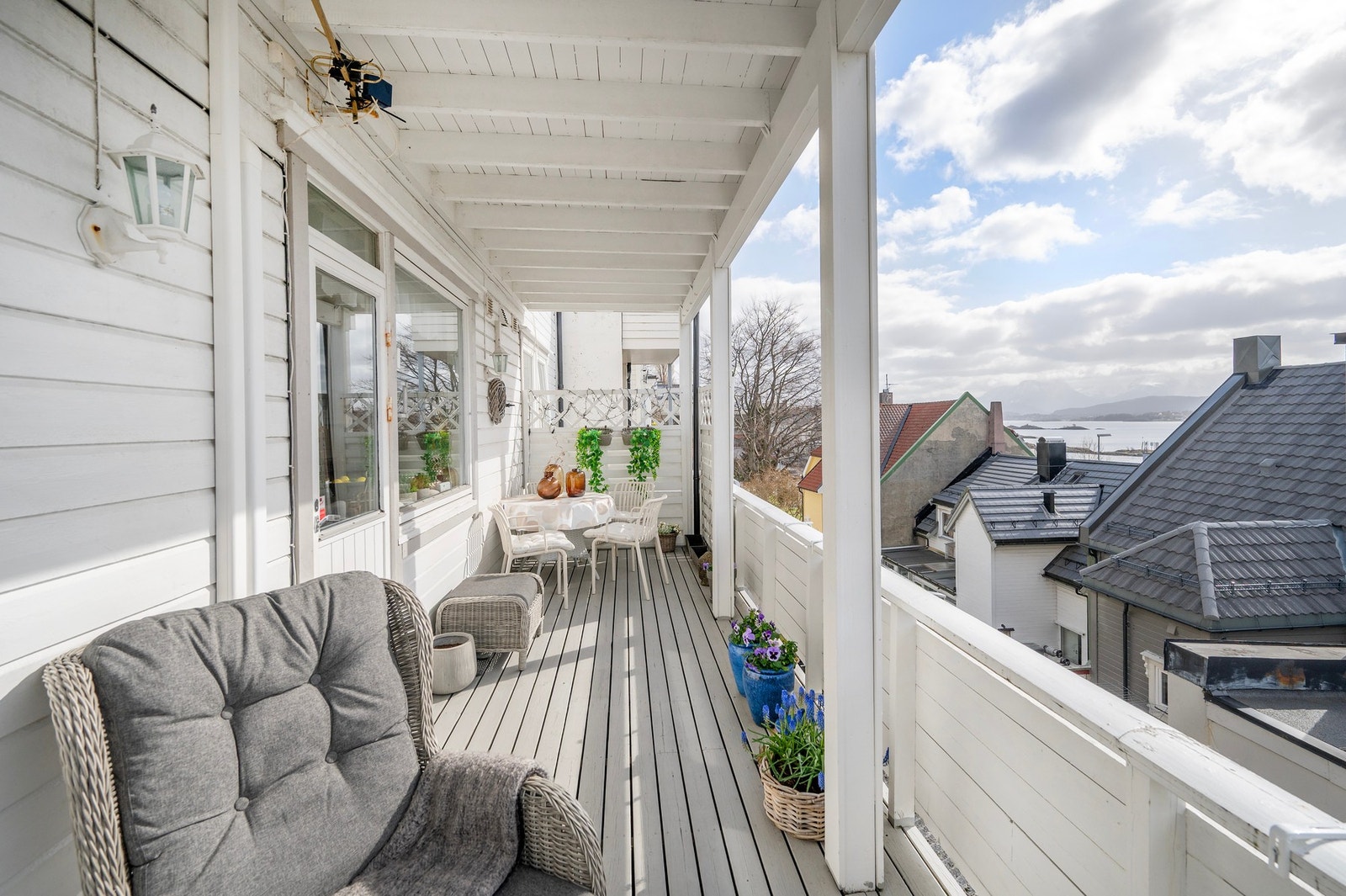 Med levegg på hver side av verandaen er man skjermet for innsyn. Galleribilde