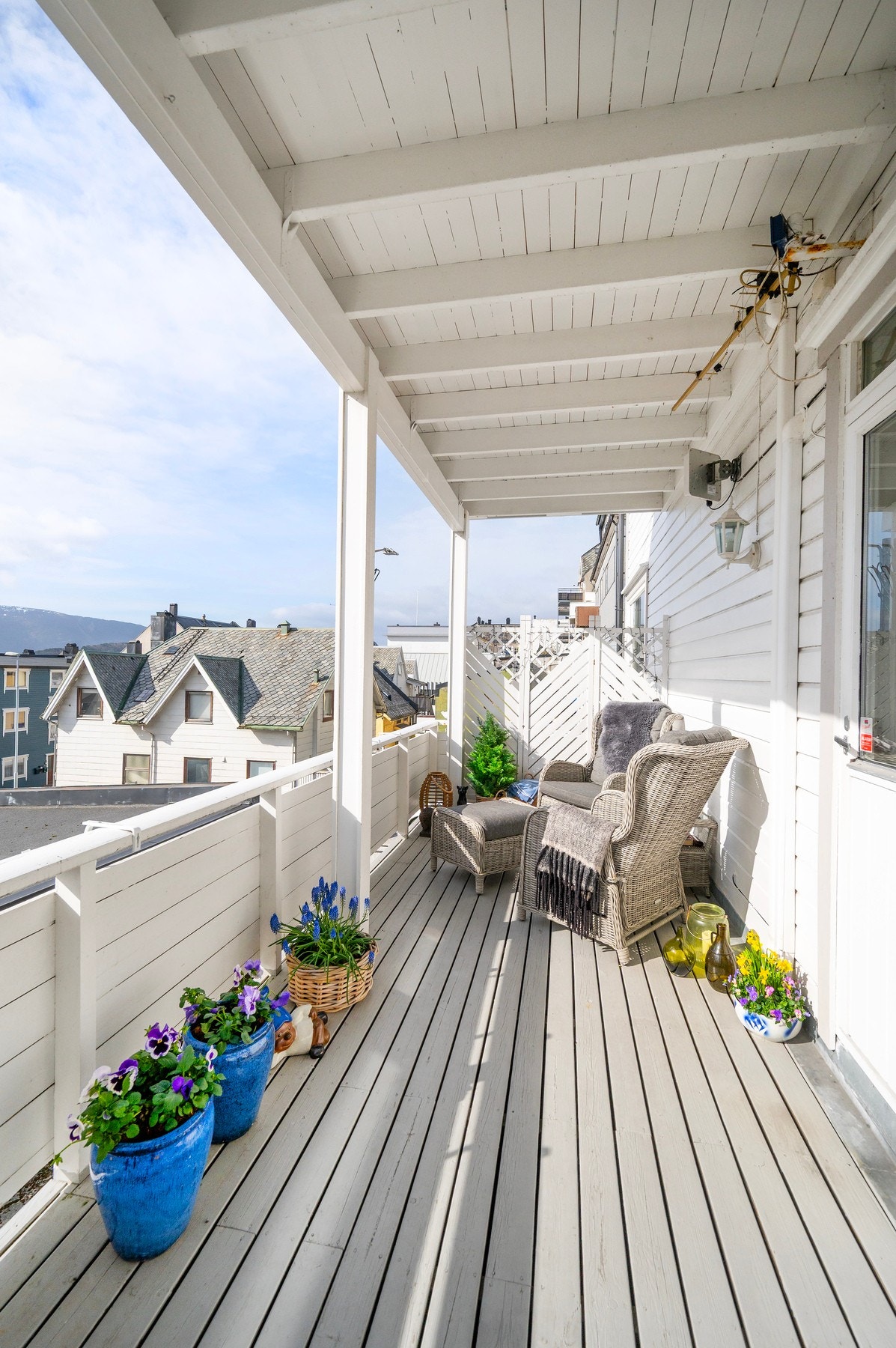 Det er god plass til møblering på verandaen. Galleribilde