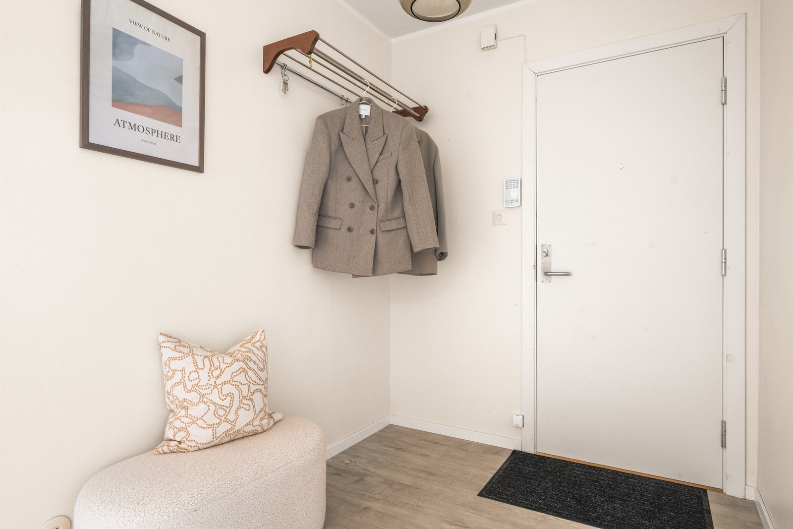 Velkommen inn! Førsteinntrykket er romslig gang på 8,8m². Galleribilde