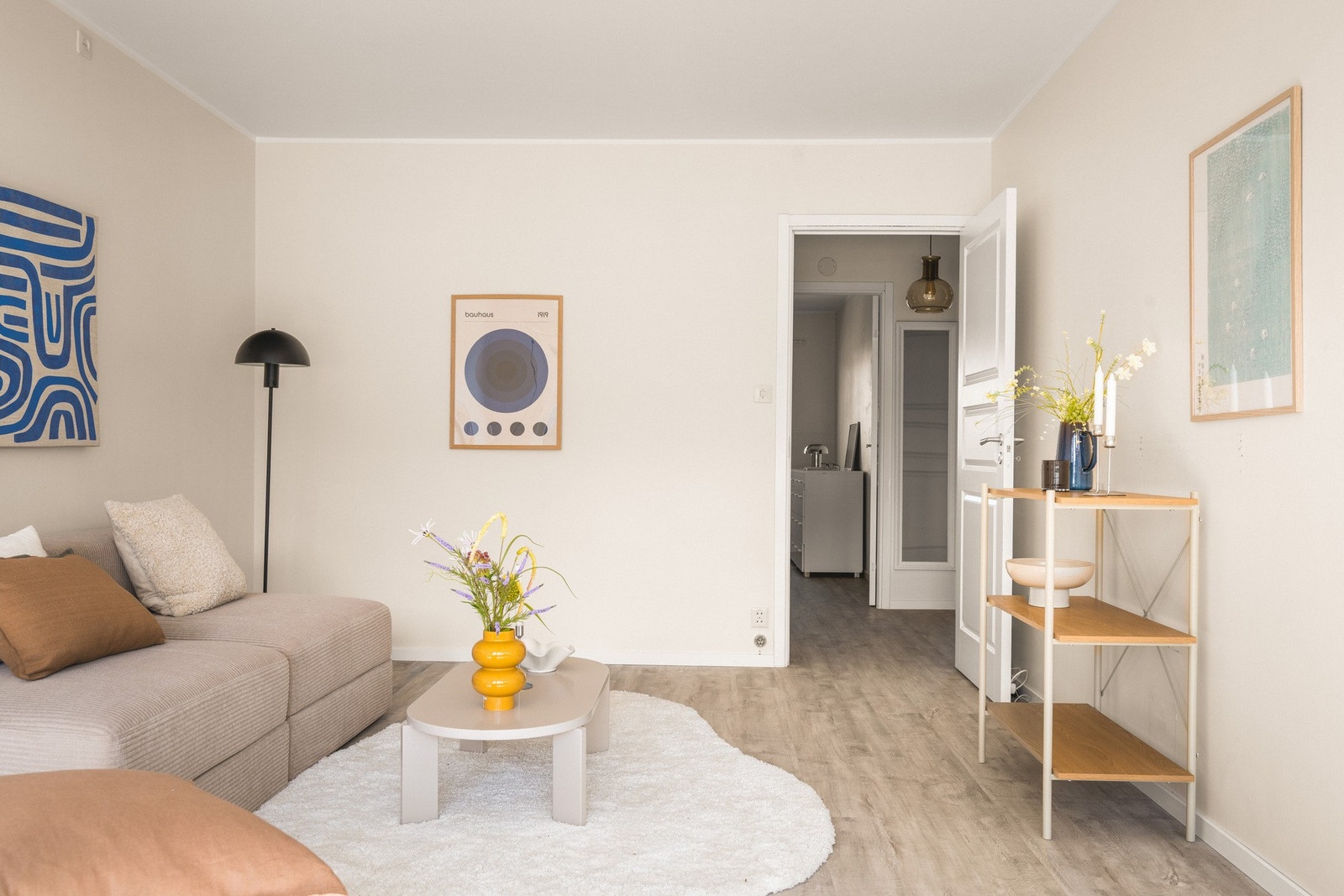 Videre inn i boligen møter du stuen på 20 m². Galleribilde