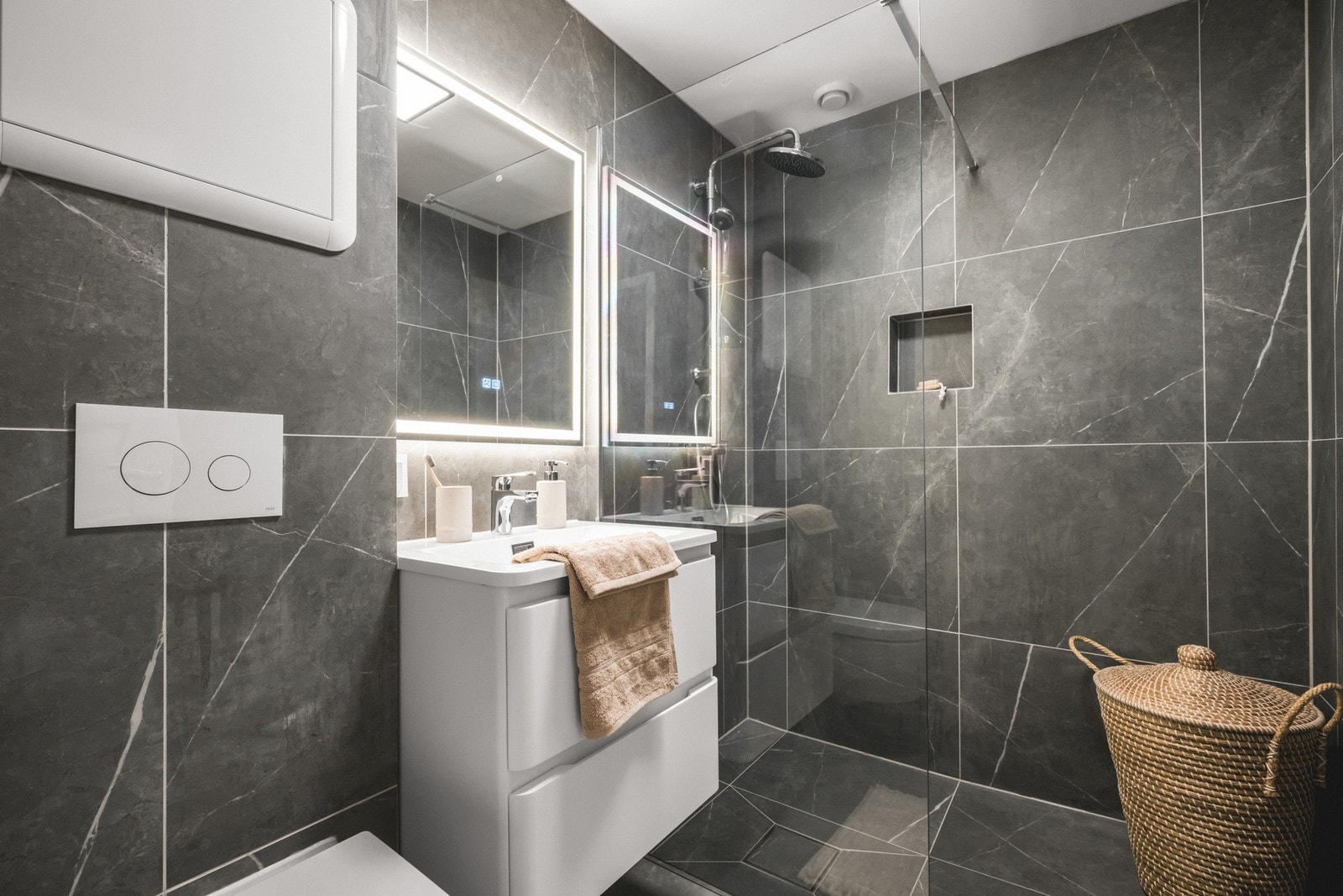 Badet måler 3,4 m². Her er det lagt pene fliser på vegger og gulv, samt varmekabler. Galleribilde