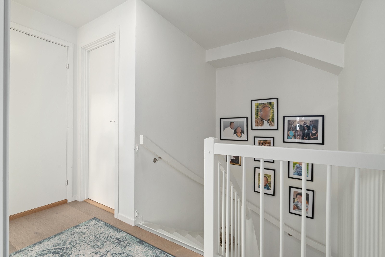 Gang i mellom soverom, bod og bad i loftsetasjen. Galleribilde