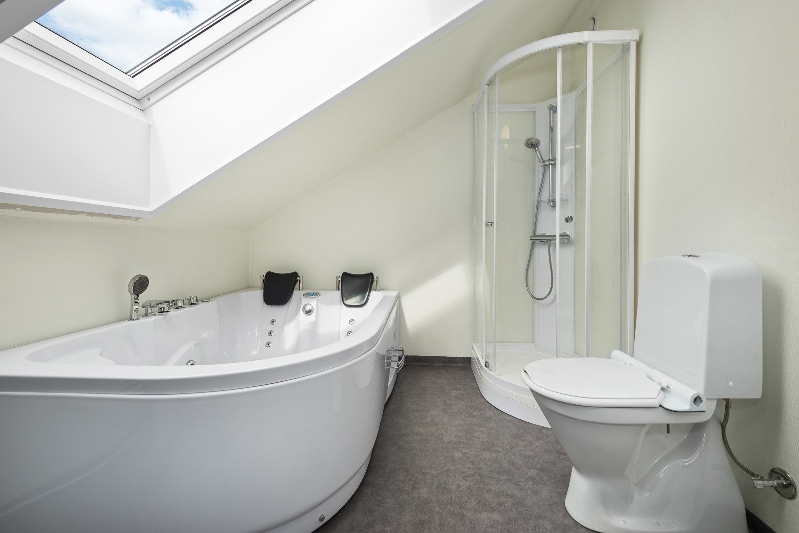 Badet er innredet med både dusj og boblebadekar. Galleribilde