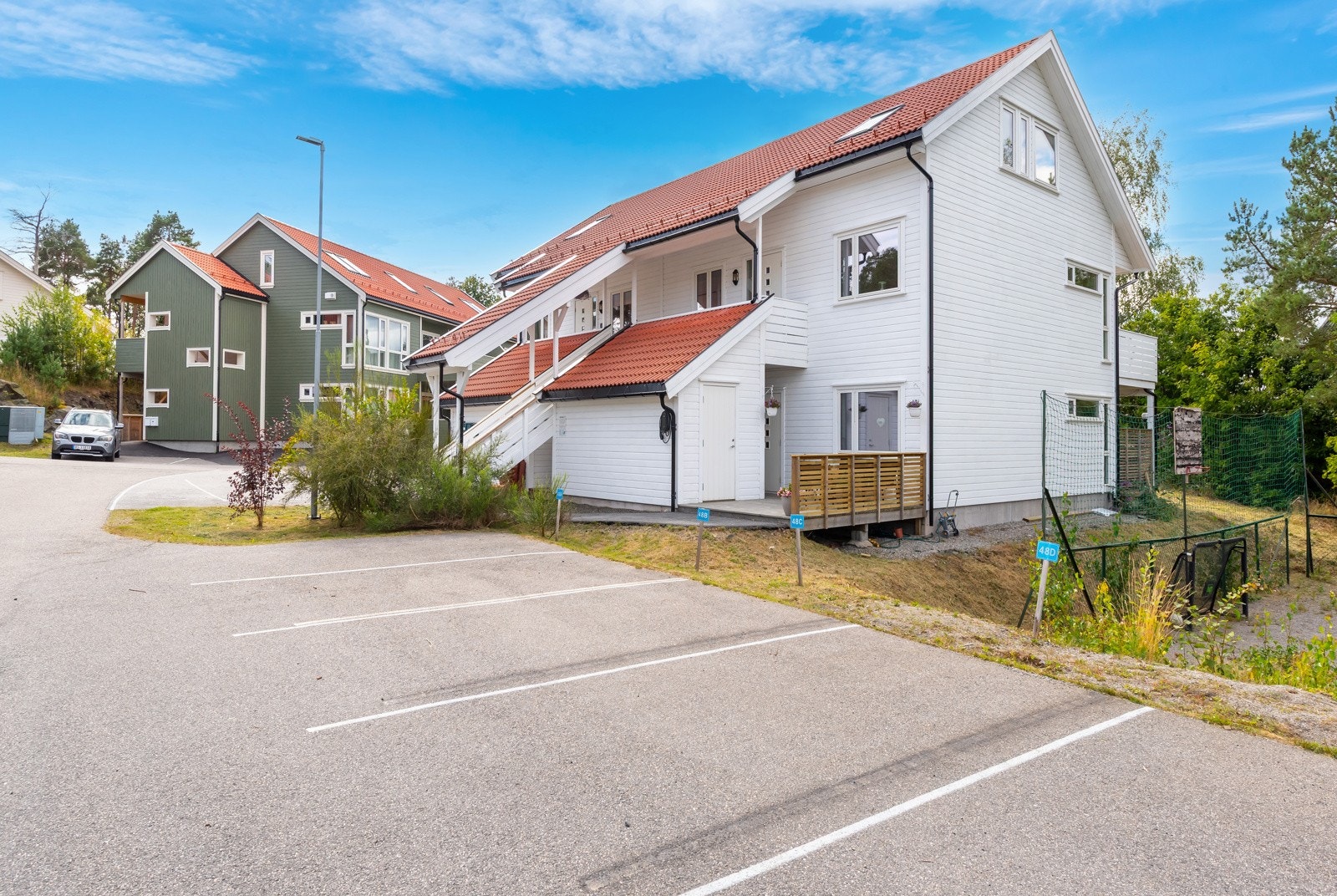 Asfaltert innkjørsel og parkeringsplasser - lettstelt og pent. Galleribilde