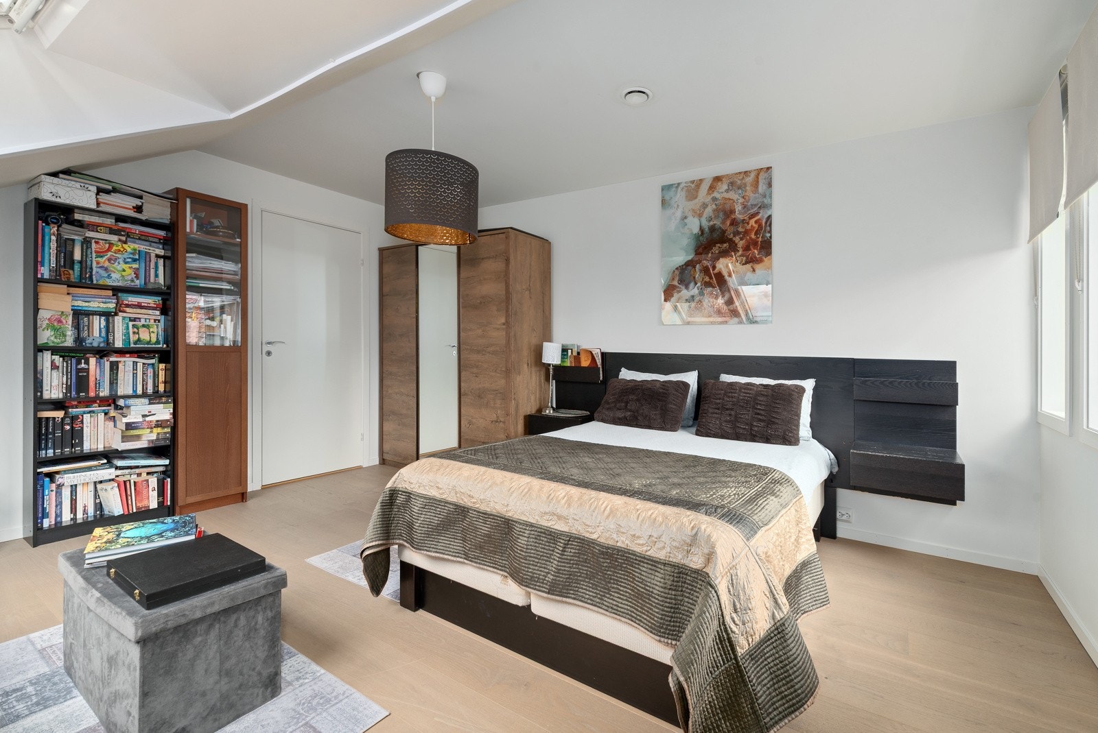 Et lyst og trivelig rom med god plass og godt med vindusflater. Galleribilde