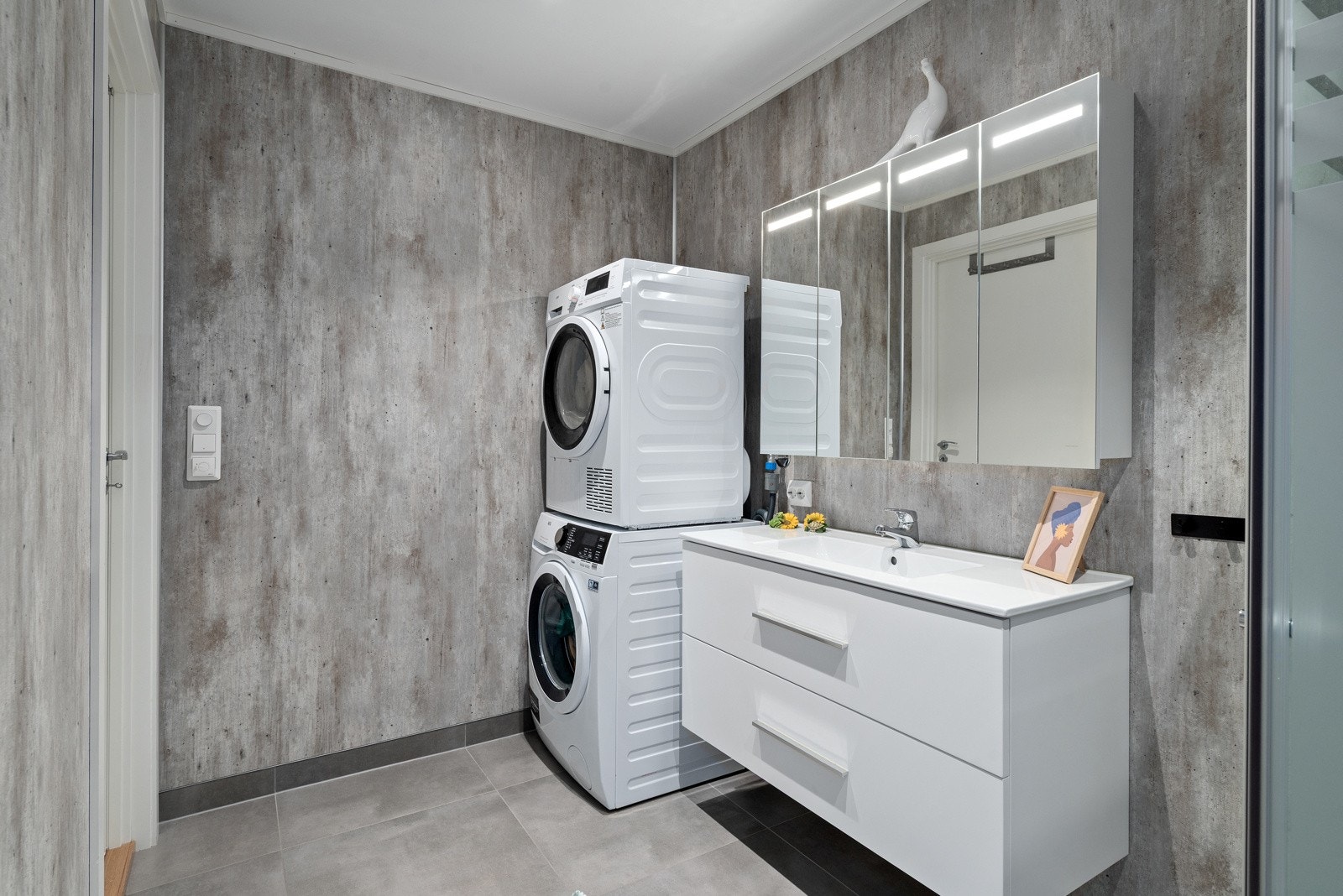 Badet har behagelig gulvvarme, og opplegg for vaskemaskin. Galleribilde