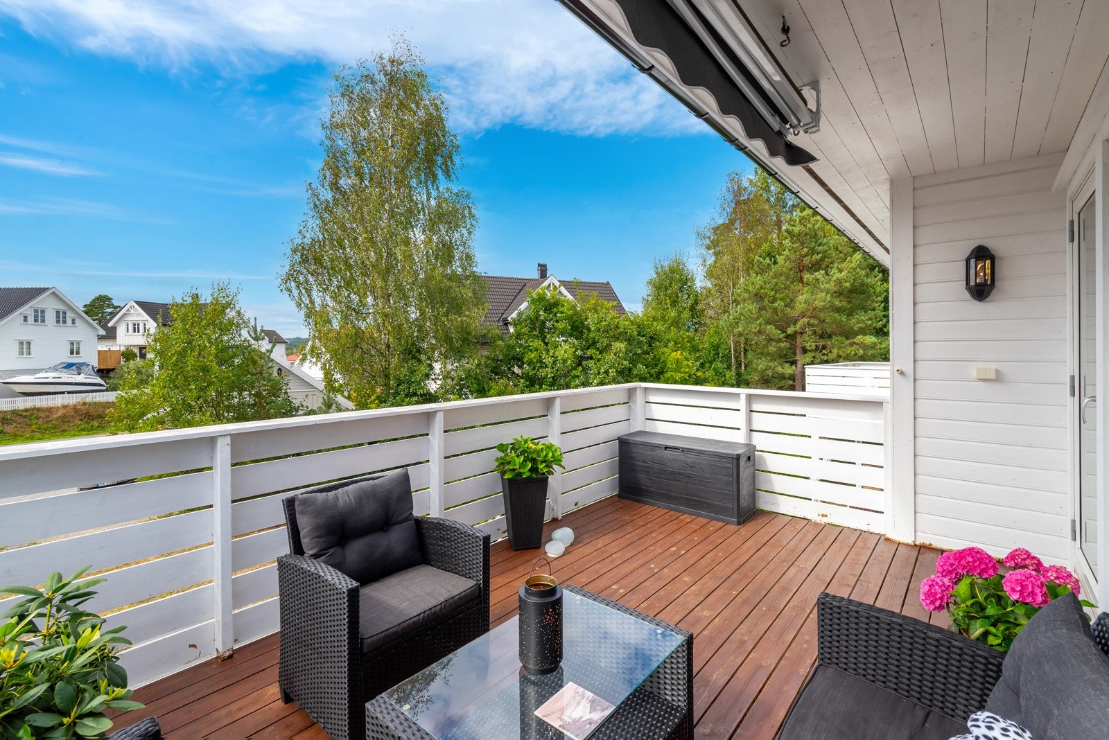 Balkongen har god størrelse med plass til både sittegruppe, spisebord og grill, og kanskje et klesstativ.. Galleribilde