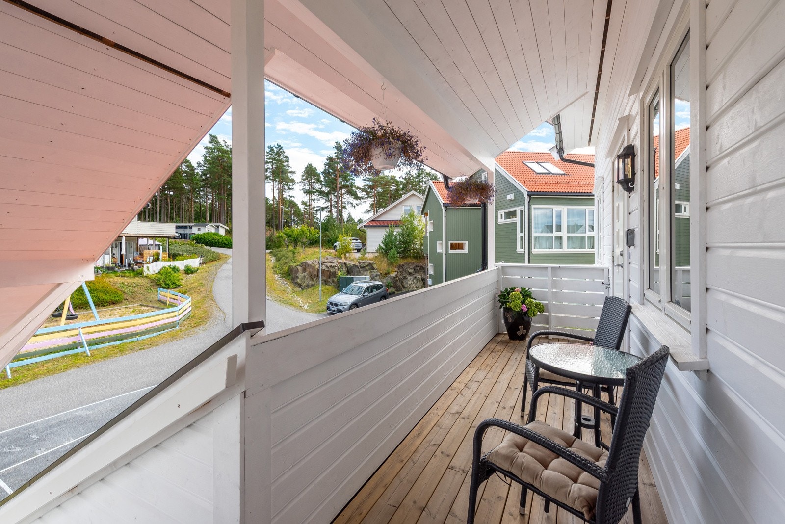 Lettstelt og behagelig - nesten tørrskodd fra bilen og inn de dagene det regner eller snør. Galleribilde