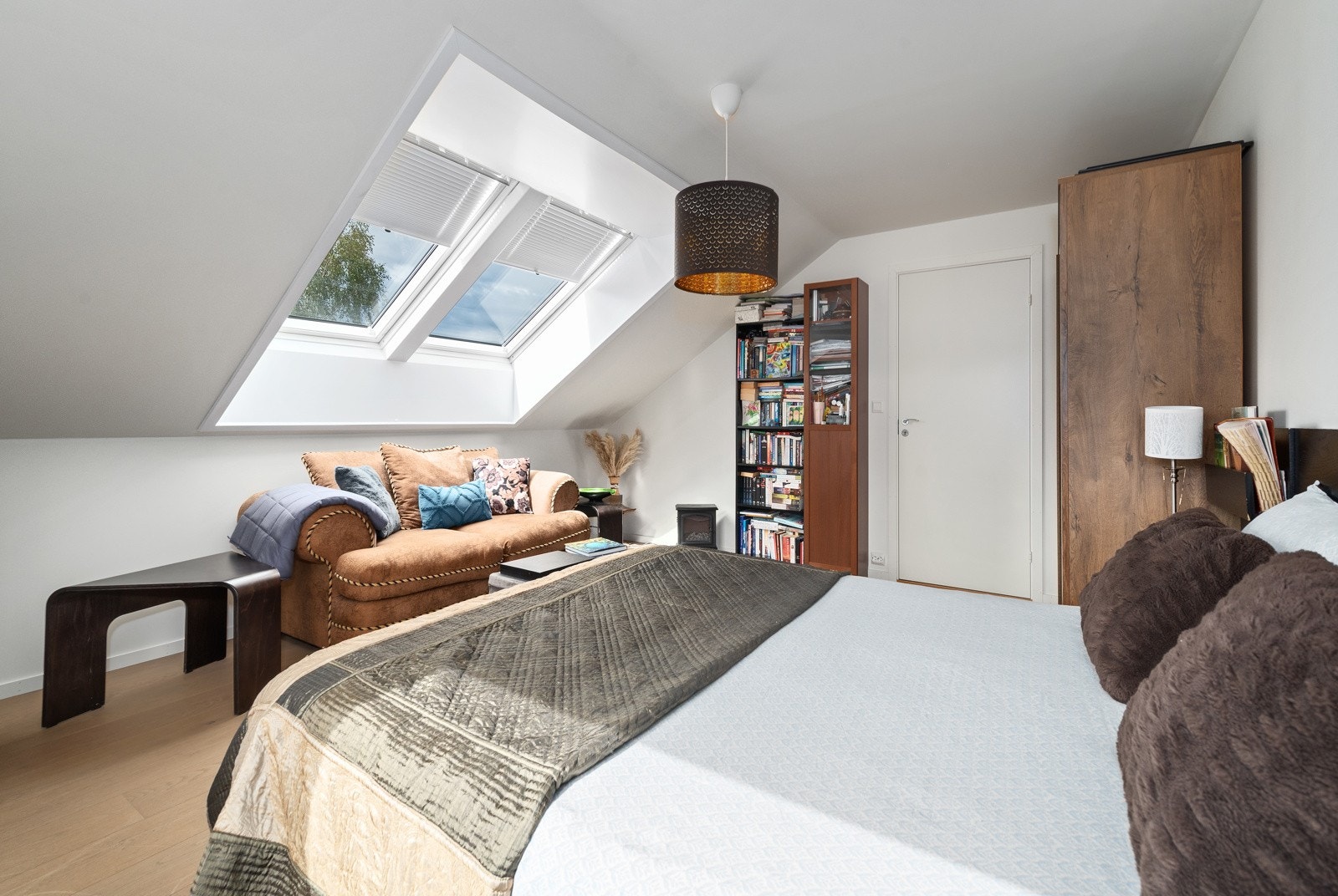 Hvitpigmentert eikeparkett på gulv, og malte flater på vegg og himling. Et luksus soverom, eller en fin loftstue for barna eller ungdommen. Galleribilde