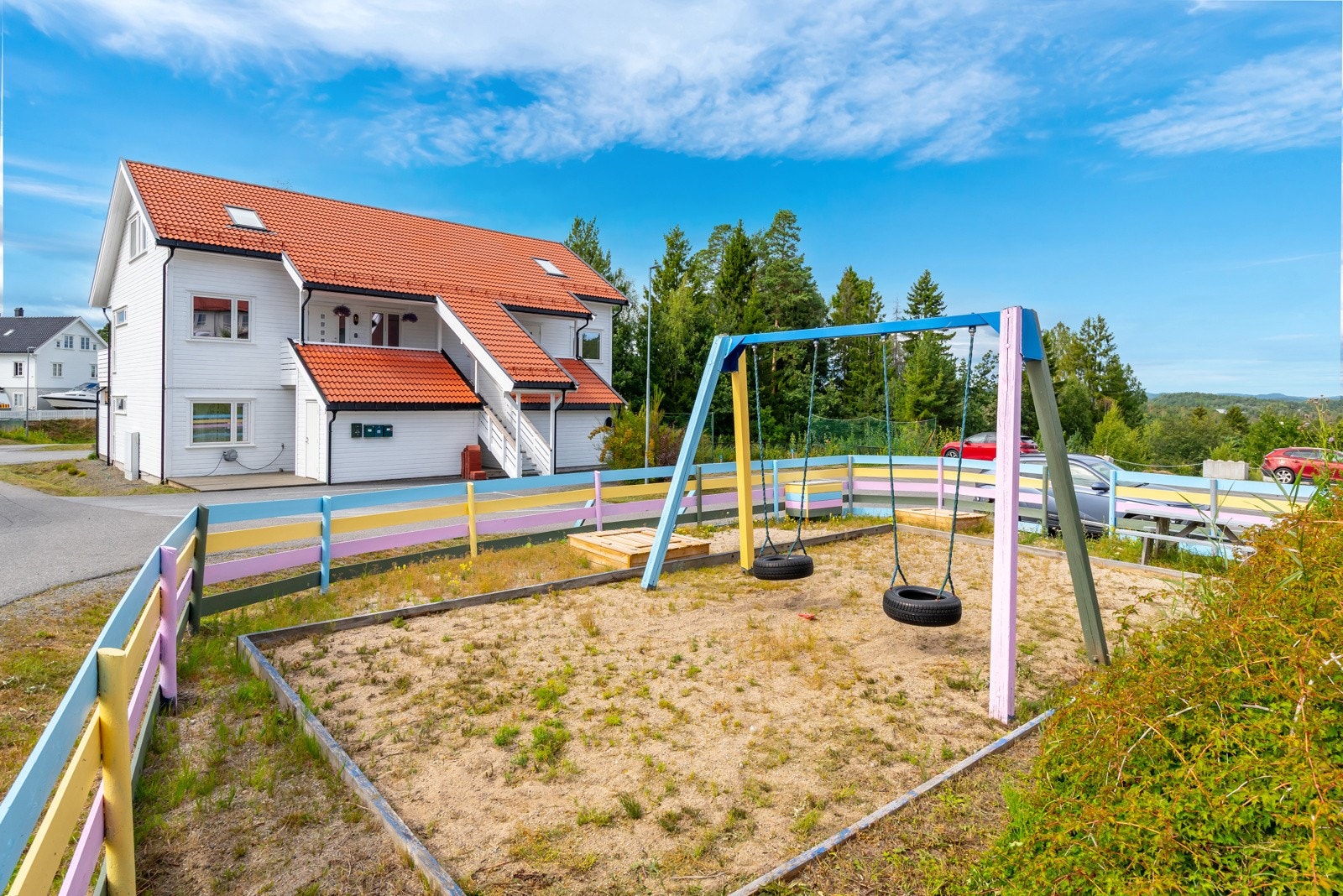 Området er rolig og meget barnevenlig, det er fine fellesområder og lekeplasser. Galleribilde