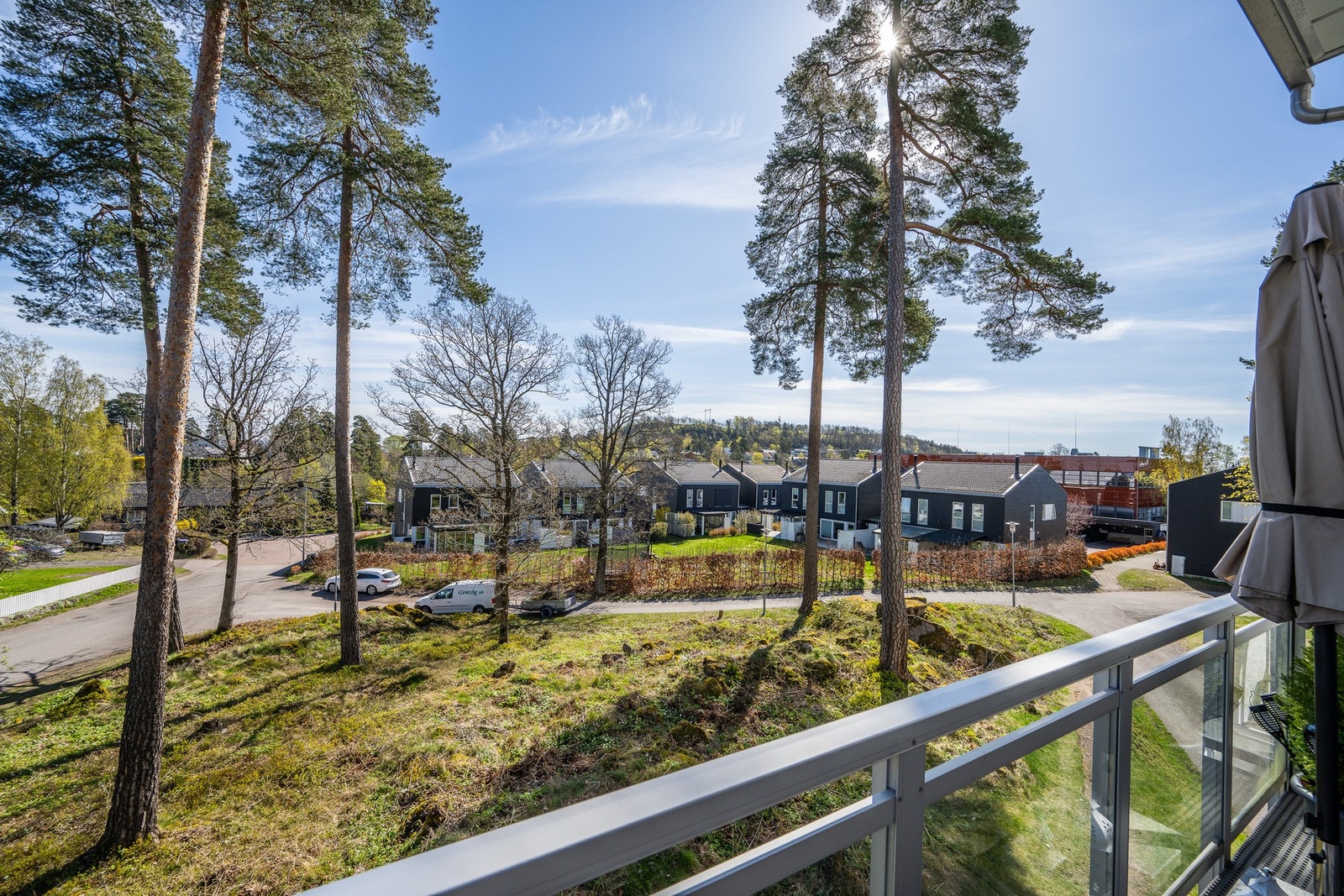 Mårstien 7A ligger i et hyggelig og rolig boligområde med grønne omgivelser. Hefra er det kort vei til både skog og sjø. Galleribilde