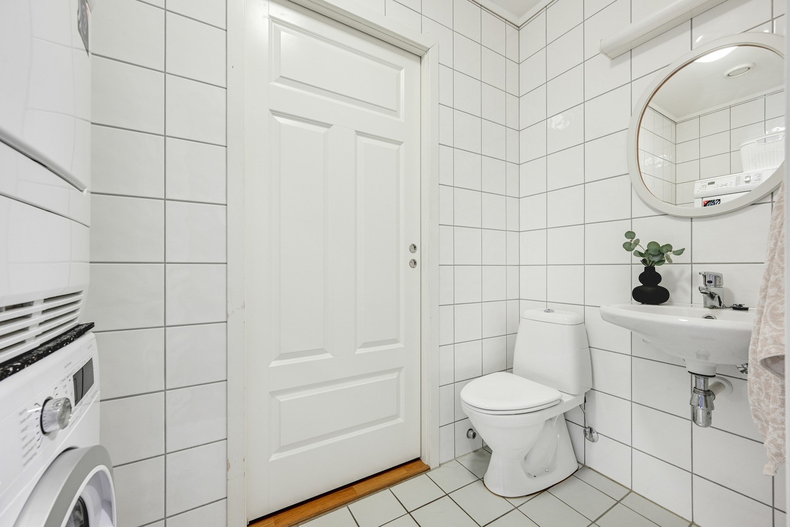 Praktisk med et kombinert bad og vaskerom. Deilig med to bad i leiligheten hvor man da også har 2 klosetter. Galleribilde