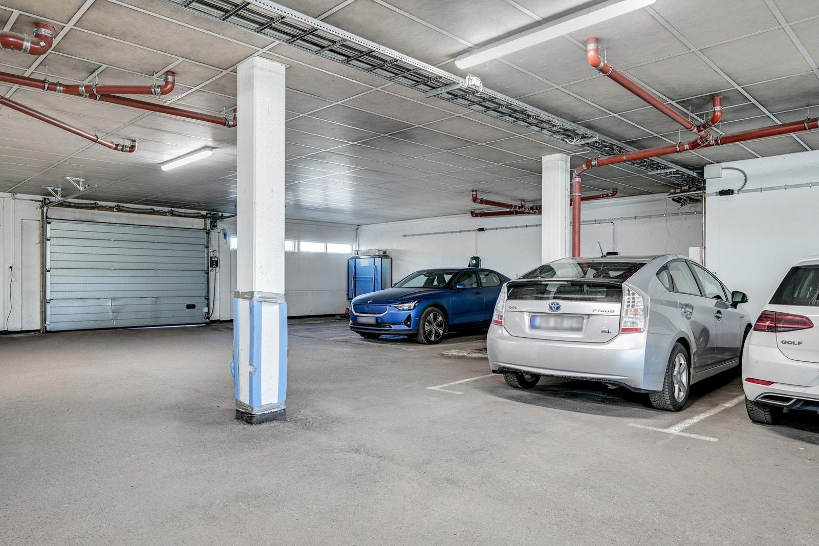 Stort parkeringsanlegg og plassen du har er enkel og komme ut/inn av. Det er også god plass til dekk og sykler som borettslaget har egne rom til i parkeringsanlegget Galleribilde