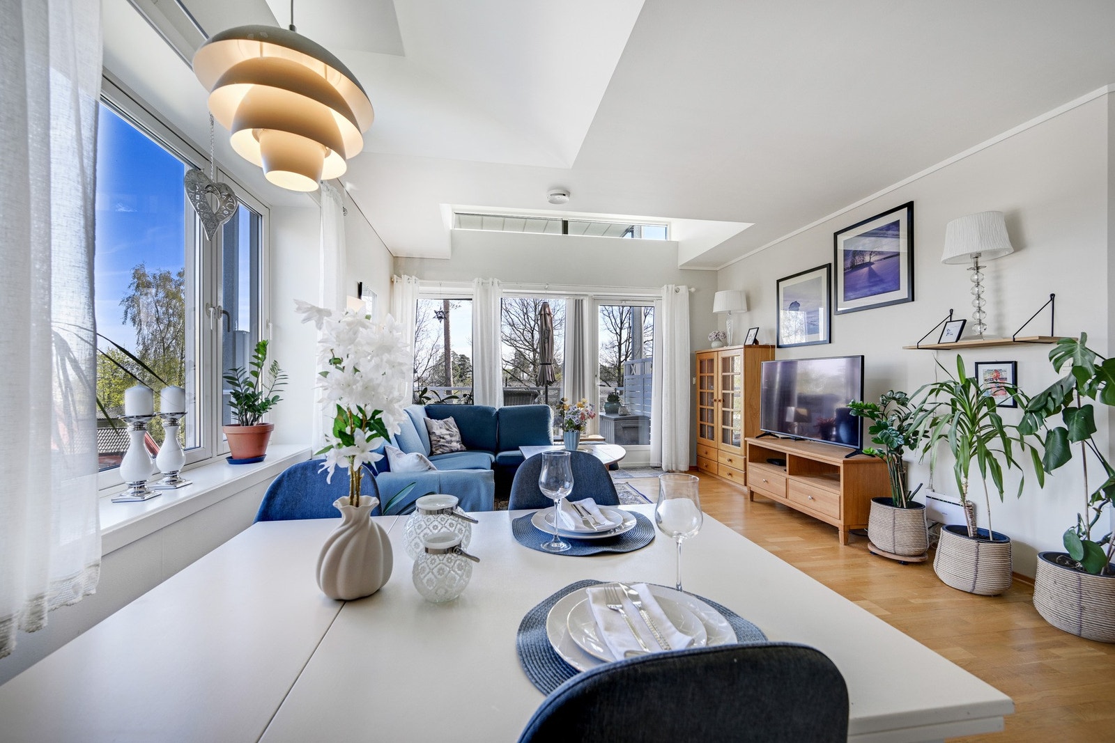 Det er god plass til stor sofa, tv på veggene og spisestuemøblement. Det er fiber og Altibox via Viken fiber inkludert i de månedlige fellesutgiftene Galleribilde