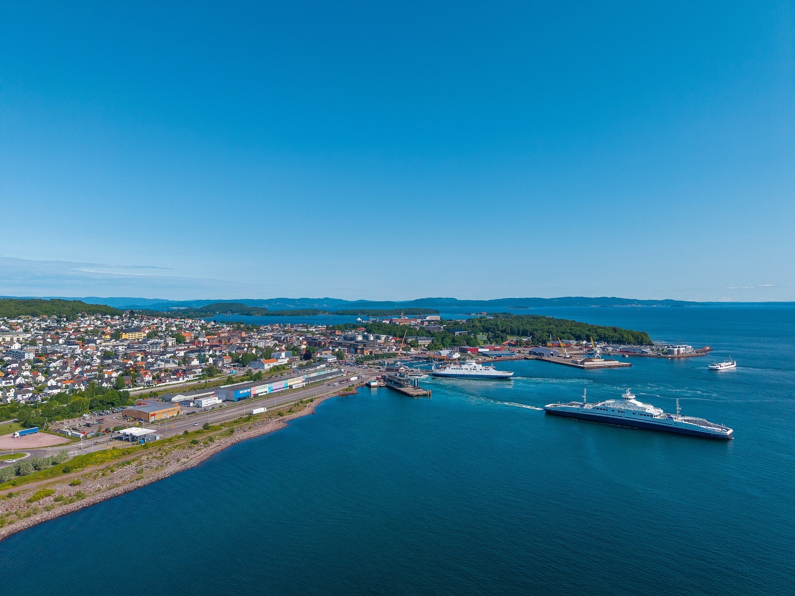 Det er kun få minutter med bil ned til havnen hvor man bl.a. kan ta Bastøfergen over til Moss. Galleribilde